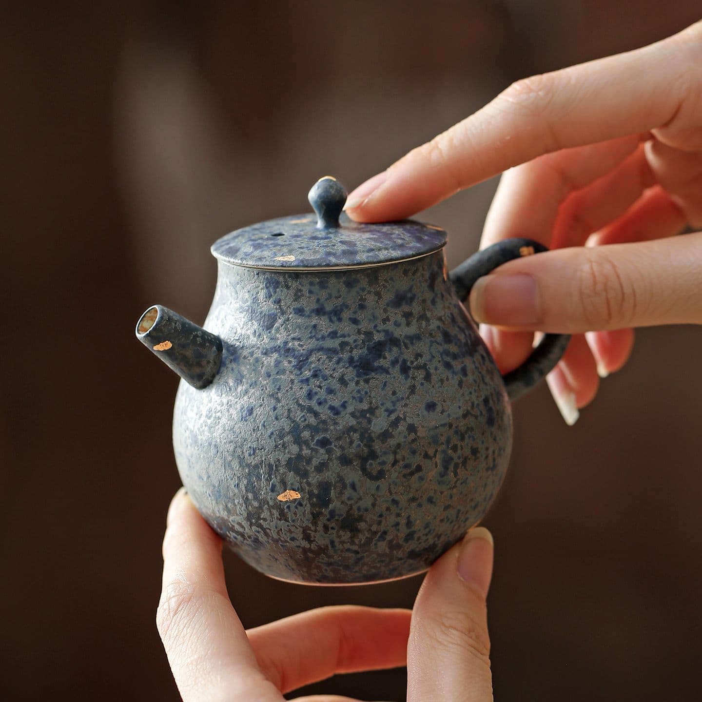 　　　 ◆◇◆売れている秘密◆◇◆ 【風合い豊かな陶器デザイン】深みのある藍色と繊細な斑点模様が織りなす、温もりあふれる陶器 急須です。手仕事のような素朴さと上品なを兼ね備え、和洋どちらのインテリアにも自然と調和。食卓やティータイムに落ち着いた上質な趣を添えてくれるおしゃれなティーポットです。 【の水切れと注ぎやすさ】計算された注ぎ口の設計により、お茶を注ぐ際の水垂れを防ぎ、スムーズな水流を実現した茶器 泡茶器です。茶葉本来の豊かな香りと深い旨味をじっくりと引き出し、煎茶や中国茶、紅茶まで毎日のティーライフをより本格的な一杯へと格上げします。 【心地よい手馴染みと使い勝手】女性の手でも片手で軽やかに扱えるコンパクトな一人用 急須です。人間工学に基づいた持ちやすい持ち手設計で、日常のリラックスタイムや読書のお供に最適。毎日の暮らしの中で、ほっと一息つく贅沢なティータイムを心地よく演出してくれる小型 茶壺です。 【職人技が光る耐久性と簡単手入れ】高温で丁寧に焼き上げられたなセラミック 急須のため、優れた耐熱性と耐久性を誇ります。汚れや茶渋が付きにくく、使用後のお手入れも水洗いでさっと完了。日々の暮らしの中で気兼ねなく長くご愛用いただける安心品質の功夫茶具です。 【大切な方へのギフトにも最適】自分専用の贅沢なマイポットとしてはもちろん、お茶好きな方へのプレゼントにも喜ばれる和風 茶器です。新築祝い、母の日、父の日、敬老の日の贈り物としてもおすすめ。日々の暮らしに心温まる上質なくつろぎ時間を届ける、特別な陶芸 急須です。 　　　◆◇◆注意事項◆◇◆ご覧のモニターの環境、撮影環境により実物と色味が異なって見える場合がございます。湿った状態で他のものと擦り合わせると色が移る恐れがあります。濃色品の洗濯時は、白色、淡色と分けて洗ってください。説明 【された蔚藍デザイン】深いブルーの斑点模様とあふれる金箔風のアクセントが映える陶器急須です。職人技を感じさせるレトロでおしゃれな質感の和風急須は、テーブルに置くだけで上質な空間を演出します。こだわりのお茶ポットでのお茶時間をお楽しみください。 【の水切れ＆本格的な抽出】注ぎ口の形状にこだわり、お茶を注ぐ際の水切れが良く滴り落ちにくい急須ポッドです。茶葉の旨味をしっかり引き出す構造で、煎茶、紅茶、中国茶、ウーロン茶など多様なお茶に対応します。美味しいお茶を楽しめる万能なティーポットです。 【手になじむ快適な使い心地】一人用や小人数のティータイムにピッタリなコンパクトサイズの陶器茶壺です。人間工学に基づいた持ちやすい取っ手設計により、片手でも安定して注ぐことができます。毎日のほっと一息つくリラックスタイムに最適な一人用急須です。 【陶器＆安心のお手入れ】耐久性に優れたな陶器素材を採用した急須単品です。しっかりとした厚みがあり保温性にも優れ、お茶の温かさを長持ちさせます。広口設計で内部まで洗いやすく、衛生的に長くご愛用いただける耐熱陶器製茶器です。 【大切な方への贈り物に最適】上質なデザインと実用性を兼ね備えたのある陶器ティーポットは、ご自宅用はもちろん、誕生日、敬老の日、母の日、父の日などのギフトやプレゼントにも最適です。おしゃれな急須でお茶好きの方へ特別なくつろぎ時間を贈りましょう。