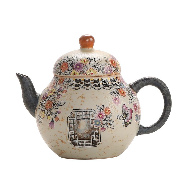 　　　 ◆◇◆売れている秘密◆◇◆ 【優雅な絵付け陶器】手描き風の花窓と蝶の絵柄が美しく映える陶器 急須。土のぬくもりを感じる素朴な風合いとレトロな佇まいが食卓を彩り、日々のティータイムに心安らぐ上質な時間を届ける和モダン ティーポットです。 【茶こし付きで本格抽出】内部に使い勝手の良い茶こし構造を備えた功夫茶具 泡茶壺。茶葉がしっかりとお湯の中で自然に広がり、日本茶や中国茶、紅茶の芳醇な香りとまろやかな旨味を余すことなく引き出す機能的な急須です。 【注ぎやすく快適な使い心地】手になじむ握りやすい防熱ハンドルを採用した耐熱 ティーポット。繊細な注ぎ口は湯切れが良く、滴りにくい設計でテーブルを汚しません。毎日のリラックスタイムから来客時のおもてなし茶器としても大活躍します。 【丁寧な手仕事とお手入れのしやすさ】職人の繊細なこだわりが宿る丈夫な陶芸急須。滑らかな釉薬仕上げを施しているため、茶渋や汚れが付きにくく洗い流しやすいのが魅力。使うほどに愛着が増し、長く大切に寄り添う工芸 茶器です。 【ギフトや自分へのご褒美に】上品で落ち着いた意匠が魅力の急須 おしゃれ 陶器。お茶好きなご家族や友人への誕生日祝い、母の日、父の日、新築祝いなどのプレゼントに最適。大切な人と心温まる豊かなひとときを共有できる逸品です。 　　　◆◇◆注意事項◆◇◆ご覧のモニターの環境、撮影環境により実物と色味が異なって見える場合がございます。湿った状態で他のものと擦り合わせると色が移る恐れがあります。濃色品の洗濯時は、白色、淡色と分けて洗ってください。説明 【情緒あふれる手描き絵付】花窓に蝶が舞う雅やかなデザインが魅力の陶器急須です。素朴で温かみのある陶製の風合いと、アンティーク調の上品な色彩がテーブルを華やかに彩ります。眺めているだけでも心が和む、手作り工芸の美しさを日常のティータイムでお楽しみください。 【茶葉本来の旨味を引き出す機能性】精密なフィルター設計を備えた茶こし付き急須として、細かい茶葉もしっかりキャッチ。湯切れの良い注ぎ口を採用し、注ぐ際のお茶の飛び散りや液だれを防ぎます。日本茶から烏龍茶、紅茶まで、香り豊かな一杯をスムーズに淹れることができる本格派茶器です。 【心地よい握り心地と安心の防熱設計】手になじむ滑らかな曲線と持ちやすいハンドルを採用した陶製ティーポットです。お湯を注いでも熱が伝わりにくい防熱仕様で、どなたでも快適に安全にお使いいただけます。穏やかな午後のブレイクタイムや、読書をしながらのくつろぎのひとときに寄り添います。 【耐久性に優れた上質な陶磁器仕上げ】熟練の技で丁寧に焼き上げられた功夫茶具は、耐久性と保温性に優れ、お茶の温かさを長く保ちます。汚れが付きにくく、使用後のお手入れや水洗いも簡単で衛生的。使うほどに味わい深く愛着が増す、日々の暮らしに寄り添う一生ものの茶器ポットです。 【おもてなしや大切な方への贈り物に】日常使いの一人用急須としてはもちろん、来客用ティーセットとしても大活躍。上品で風情ある佇まいは、和風?洋風どちらの食卓にも美しく調和します。母の日、敬老の日、新築祝いなど、お茶を愛する方への特別なギフト?プレゼントとしても大変喜ばれる逸品です。