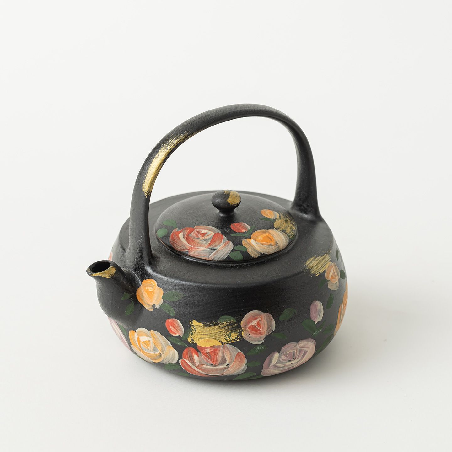 　　　 ◆◇◆売れている秘密◆◇◆ 【手描きの薔薇装飾】落ち着いた黒陶に華やかな薔薇模様と金彩を手描きで施した上品な急須。シックでおしゃれな和モダンデザインは、テーブルを華やかに彩り、置くだけでインテリアとしても美しく映える黒陶急須です。 【直火対応で本格的なお茶煮込み】耐熱性に優れたセラミック素材を採用した直火対応茶壺。直火でお茶や薬草をじっくりと煎じることができ、お茶本来の香りと深い味わいを引き出します。寒い季節の炉端煮茶にも最適な直火急須です。 【火傷防止のつる付きデザイン】持ちやすい大きな提梁を備えた防熱手提梁壺。お湯を注ぐ際の手の火傷を防ぎ、安定した持ち心地でお茶をスムーズに注げます。水切れの良い注ぎ口で、毎日のティータイムをより快適にする急須です。 【優れた保温性と質感】丁寧な職人技で作られたな陶器製急須。厚みのある構造で保温性に優れ、淹れたてのお茶の温かさと旨味を長くキープします。された質感で手入れもしやすく、耐久性に優れた高級茶器急須です。 【贈り物や特別なひとときに】自分へのご褒美としてはもちろん、大切な方への誕生日、新築祝い、母の日などのギフトに最適な高級急須。家庭での日常使いからおもてなしの席まで、特別なティータイムを演出するおしゃれな茶壺です。 　　　◆◇◆注意事項◆◇◆ご覧のモニターの環境、撮影環境により実物と色味が異なって見える場合がございます。湿った状態で他のものと擦り合わせると色が移る恐れがあります。濃色品の洗濯時は、白色、淡色と分けて洗ってください。説明 【手描きの美しさ】シックな黒陶の質感に鮮やかな手描き薔薇と金彩装飾を施した上品な陶器急須です。職人技が光る華やかな絵柄は、毎日のティータイムをラグジュアリーに演出します。和モダンな空間にも洋風のインテリアにも自然と馴染むおしゃれなデザイン茶器です。 【直火対応の本格派】耐熱性に優れた黒陶素材を採用した直火対応茶壺です。囲炉裏での煮茶や直火での温め直しが可能で、茶葉本来の香りと旨みをしっかりと引き出します。じっくりとお茶を煮出す風情ある時間を楽しみたい方に最適な耐熱急須煮茶ポットです。 【快適な注ぎ心地】持ち手部分が高く設計された提梁壺スタイルで、熱が手に伝わりにくく安全にお使いいただけます。手にフィットするハンドルとスムーズな水切れの注ぎ口により、お湯を注ぐ際のストレスを軽減し、心地よいお茶の時間を快適にサポートします。 【上質な質感と耐久性】しっかりとした厚みと重厚感のある仕上げで、保温性と耐久性に優れた高級茶器です。内側も丁寧に仕上げられており、洗う際のお手入れも簡単。使うほどに愛着が湧くしっかりとした作りで、日々の癒やしのティータイムを長く彩ります。 【ギフトにも最適】ご自宅での贅沢なお茶時間にはもちろん、お茶好きの方への誕生日プレゼントや記念日の贈り物にも喜ばれる華やかな急須茶器セットです。自分へのご褒美や、大切なお客さまをおもてなしする特別なティーセットとしてご活用いただけます。