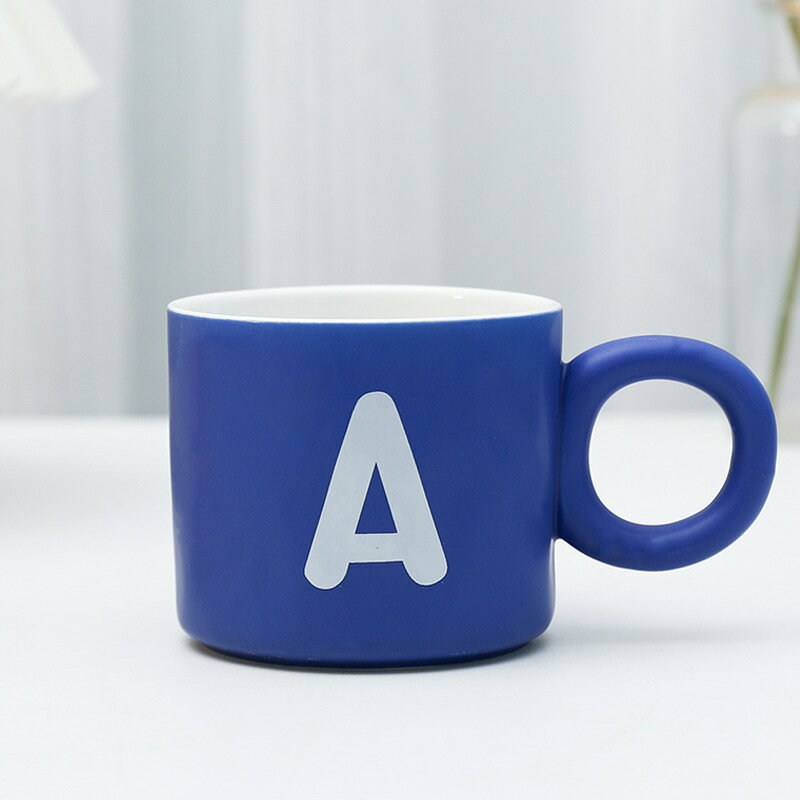 マグカップ おしゃれ アルファベット イニシャル クラインブルー 陶器 コーヒーカップ 420ml 太めハンドル ティーカップ 北欧 モダン オフィス 自宅用 プレゼント ギフト 贈り物 お祝い シン