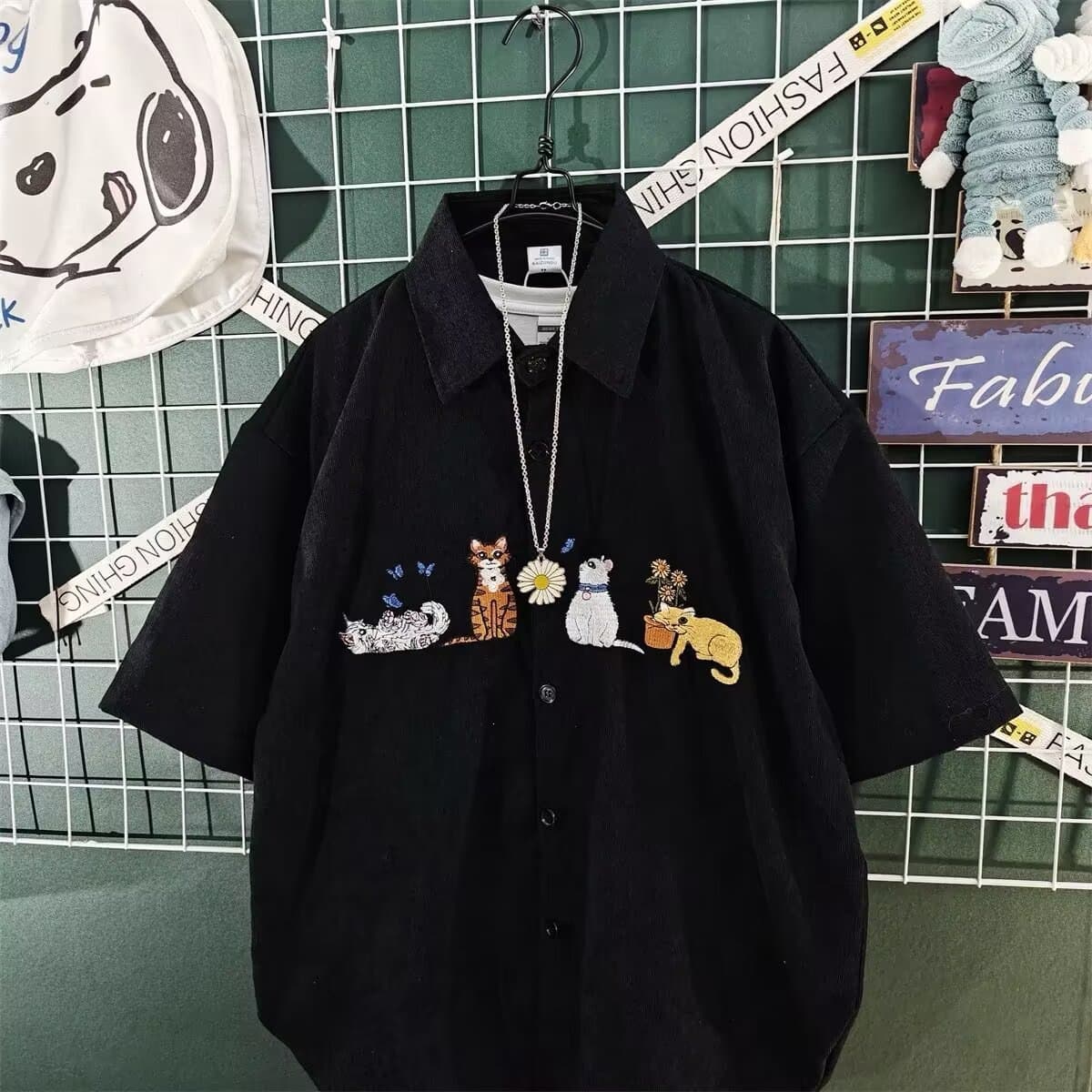 　　　 ◆◇◆売れている秘密◆◇◆ 【レトロ可愛い猫刺繍】胸元に施された愛らしい猫の刺繍が目を引く、レトロな雰囲気漂う半袖シャツです。カレッジ風のデザインを取り入れつつ、落ち着いた色合いに仕上げることで、大人の遊び心を演出。シンプルになりがちな夏のコーディネートに、さりげないアクセントと個性をプラスしてくれる主役級の1着です。 【表情豊かな凹凸素材】独特の縦じま模様が特徴的な、表情豊かなコーデュロイ調の生地を採用しました。程よい厚みがありながらも通気性に優れ、肌離れが良いため、汗ばむ季節でもさらりと快適に過ごせます。しっかりとした質感で型崩れしにくく、着るほどに肌に馴染む素材感は、毎日のデイリーユースに最適です。 【絶妙なオーバーサイズ】ゆったりとした身幅とドロップショルダーのデザインが、トレンド感のあるリラックスシルエットを叶えます。ボタンを留めてメインのトップスとして着るのはもちろん、Tシャツの上から羽織りとして使うのもおすすめ。男女問わず着用できるユニセックス仕様で、幅広いスタイルにマッチします。 【丁寧な刺繍仕上げ】プリントではなく、立体感のある高品質な刺繍で猫や蝶のデザインを表現しているため、があり洗濯を繰り返してもデザインが損なわれにくいのが魅力です。襟元や袖口の縫製も丁寧に行われており、細部までこだわり抜いた品質。長く愛用いただけるよう、耐久性と美しさの両立を追求しました。 【多彩なシーンに対応】デイリーな通学・通勤はもちろん、休日のお出かけや旅行、イベントなど、どんなシーンでもおしゃれを楽しめる1着です。猫好きの方へのプレゼントとしても喜ばれること間違いなし。デニムやチノパン、スカートなど、手持ちのボトムスと合わせるだけで、こなれ感のある着こなしが完成します。 　　　◆◇◆注意事項◆◇◆ご覧のモニターの環境、撮影環境により実物と色味が異なって見える場合がございます。湿った状態で他のものと擦り合わせると色が移る恐れがあります。濃色品の洗濯時は、白色、淡色と分けて洗ってください。説明 【レトロ可愛い】【猫刺繍】どこか懐かしさを感じるレトロなデザインが魅力の一枚です。胸元にあしらわれた繊細で愛らしい【猫刺繍】が、遊び心のあるアクセントをプラス。ヴィンテージ感漂う雰囲気が、日常のコーディネートをぐっとおしゃれに格上げします。シンプルながらも個性が光る、こだわりのディテールが詰まったシャツです。 【コーデュロイ生地】【柔らかな肌触り】表情豊かな【コーデュロイ生地】を使用しており、独特の温かみと凹凸のある質感が楽しめます。見た目以上に【柔らかな肌触り】で、素肌に触れても心地よく、快適な着心地をキープ。程よい厚みがあるため、シルエットが崩れにくく、上品で落ち着いた印象を与えてくれるのも嬉しいポイントです。 【オーバーサイズ】【男女兼用】ゆったりとした【オーバーサイズ】なシルエットで、体型を選ばずリラックスして着用いただけます。トレンドのドロップショルダーが抜け感を演出し、一枚で着るのはもちろん、Tシャツの上から羽織るスタイルもおすすめ。性別を問わないデザインの【男女兼用】アイテムなので、ペアコーデにも最適です。 【丁寧な仕立て】【デイリーユース】細部までこだわった【丁寧な仕立て】により、毎日の着用でも型崩れしにくい丈夫さを実現しました。カジュアルな学園風スタイルから古着ミックスまで、幅広いファッションに馴染む汎用性の高さが自慢です。通学や休日のお出かけ、旅行など、あらゆるシーンでの【デイリーユース】に重宝します。 【プレゼント】【こなれ感】自分へのご褒美はもちろん、猫好きの方やファッションにこだわる友人への【プレゼント】としても大変喜ばれる一着です。袖を通すだけでパッと明るい印象になり、自然な【こなれ感】を演出。ボトムスを選ばず合わせやすいカラーで、ワードローブに一着あるだけでコーディネートの幅が大きく広がります。