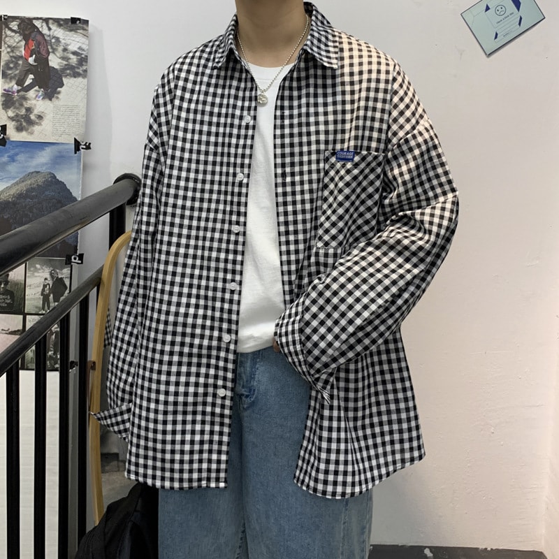 　　　 ◆◇◆売れている秘密◆◇◆ 【トレンドのギンガムチェック】爽やかなブルーとホワイトの配色が目を惹くギンガムチェック シャツ。ゆったりとしたオーバーサイズのシルエットが、羽織るだけで今どきの「こなれ感」を演出し、やストリートファッションなど幅広い着こなしに対応します。清潔感のあるデザインで、周囲に好印象を与える一着です。 【抜群の着回し力と実用性】春・秋・冬とロングシーズン活躍する長袖 シャツです。一枚での着用はもちろん、Tシャツの上にジャケット感覚で羽織るレイヤードスタイルもおすすめ。胸元にはアクセントとなる便利なポケットを配置し、シンプルながらも細部までこだわりを感じさせるカジュアルシャツに仕上げました。 【ストレスフリーな着心地】肌触りが良く、軽やかな素材を採用しているため、一日中着用しても疲れにくいのが特徴です。体のラインを拾わないビッグシルエットは、体型カバーをしながらもリラックスした雰囲気を醸し出します。通学、デート、休日のお出かけなど、どんなシーンでも自分らしく快適に過ごせます。 【高品質な仕立てと耐久性】丁寧な縫製により、繰り返しの洗濯でも型崩れしにくく、長くご愛用いただける丈夫な作りになっています。色落ちしにくい鮮やかなチェック柄を保ち、シワになりにくい素材感でお手入れも簡単。日常使いに最適なクオリティを追求し、忙しい毎日をサポートする頼もしいアイテムです。 【幅広いサイズ展開とギフト対応】体型に合わせて選べる豊富なサイズをご用意しており、自分にぴったりのフィット感が見つかります。男性はもちろん、女性がオーバーサイズで着用するユニセックスな着こなしも人気。大切な友人への誕生日プレゼントや記念日のギフトとしても喜ばれる、実用的でおしゃれな一着です。 　　　◆◇◆注意事項◆◇◆ご覧のモニターの環境、撮影環境により実物と色味が異なって見える場合がございます。湿った状態で他のものと擦り合わせると色が移る恐れがあります。濃色品の洗濯時は、白色、淡色と分けて洗ってください。説明 【トレンドのギンガムチェック】クラシックな青白のギンガムチェック柄を採用し、爽やかで清潔感のある印象を与えます。ドロップショルダーのゆったりとしたシルエットが、今どきの抜け感を演出し、1枚でサマになる主役級のトップスです。カジュアルからキレイめまで、幅広いスタイルに自然にマッチします。 【着回し力抜群の万能アイテム】春先や秋口のメインとしてはもちろん、冬場はインナーとして、夏は冷房対策の羽織りとしても活躍する便利な1着です。フロントボタンを開けてTシャツの上にさらっと羽織るだけで、こなれ感のあるレイヤードスタイルが完成。毎日のコーディネートの幅がぐっと広がります。 【ストレスフリーな着心地】肌馴染みの良い柔らかな素材感で、長時間着用しても疲れにくいのが魅力です。ゆとりを持たせたワイドシルエットなので、体のラインを拾わず、通気性も確保。動きやすさも重視しており、デイリーユースから通学、休日のお出かけまで、あらゆるシーンを快適にサポートします。 【細部までこだわったデザイン】胸元には便利なパッチポケットを配置し、シンプルな中のアクセントに。襟元や袖口の縫製も丁寧で、型崩れしにくい仕上がりになっています。ご自宅でのお手入れも簡単で、シワになりにくい扱いやすさもポイント。毎日気兼ねなく愛用できる、クオリティの高い1枚です。 【男女兼用で楽しめるサイズ展開】豊富なサイズバリエーションで、メンズだけでなくレディースでもゆったり着こなせるユニセックス仕様です。学生さんの通学着としてはもちろん、カップルでのリンクコーデやプレゼントにも最適。シンプルながらも個性が光るデザインは、大切な人へのギフトにも喜ばれます。
