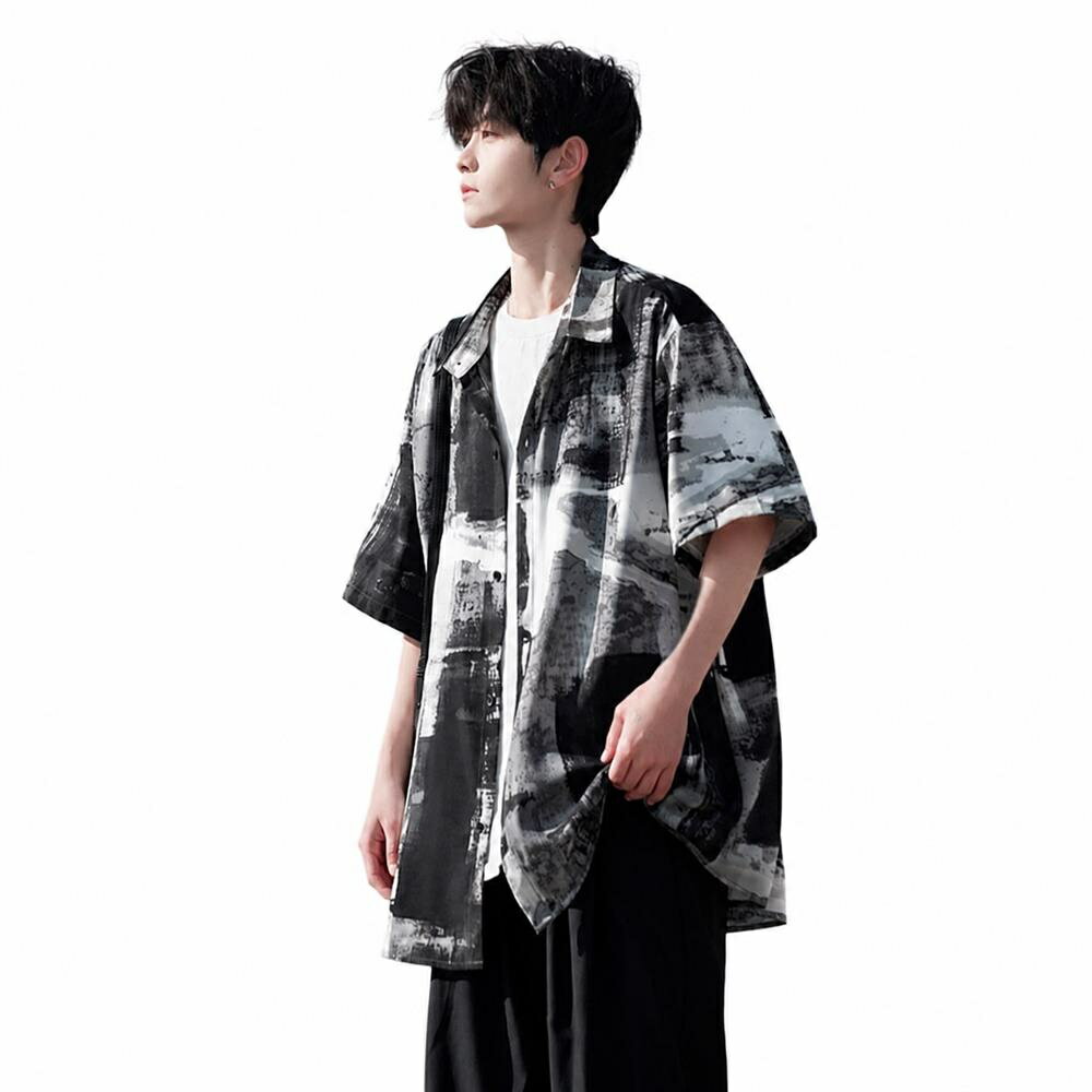 Rakuten - 【アート柄】 シャツ メンズ 半袖 総柄 水墨画風 オープンカラーシャツ 開襟シャツ オーバーサイズ ビッグシルエット カジュアル トップス 5分袖 ドロップショルダー 抽象柄 モノトーン モード系 ストリート系 韓国 ファッション 薄手 涼しい 通気性 体型カバー 旅行