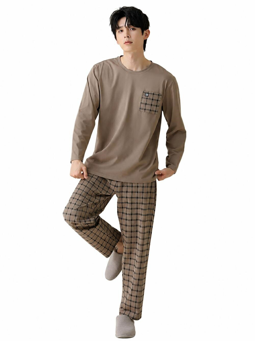 　　　 ◆◇◆売れている秘密◆◇◆ 【洗練されたVネックデザイン】このパジャマ メンズ 綿100は、シンプルながらも漂うVネックが特徴です。落ち着いた色合いのルームウェア 上下セットは、大人の男性にふさわしい上品な印象を与えます。肌触りの良いVネック 部屋着として、視覚的にもリラックスタイムを上質に演出する、こだわり抜かれた一着です。 【優れた通気性と吸湿性】春から秋にかけて重宝する寝巻き メンズ 長袖は、厳選された素材を使用しており、蒸れにくく一晩中快適な温度を保ちます。この快適 パジャマは、寝汗を素早く吸収して放出するため、吸汗速乾 部屋着のような爽快感が持続し、朝まで質の高い睡眠をしっかりとサポートしてくれる機能的なアイテムです。 【外着としても使える汎用性】急な来客やちょっとした外出にも対応できるカジュアル パジャマです。だらしなく見えないモダンなデザインの外出できる 部屋着なので、コンビニや散歩にもそのまま出かけられるワンマイルウェアとして活躍します。締め付け感のないゆったりとしたシルエットで、家の中でも外でもストレスフリーに過ごせます。 【耐久性に優れた仕上げ】丁寧な縫製で作られた洗える パジャマは、繰り返しの洗濯でも型崩れしにくい 部屋着です。細部までこだわった 寝間着として、長く愛用いただける耐久性を備えています。シワになりにくくお手入れが簡単なので、忙しい毎日でも常に清潔感のあるパリッとした状態を保つことができるのが魅力です。 【幅広いサイズ展開と贈り物に】ゆったり着られる大きいサイズ パジャマもご用意しており、体型を選ばずどなたでも快適に着用いただけます。のある仕上がりは誕生日プレゼント 男性への贈り物としても非常に喜ばれます。自分へのご褒美や大切な方へのギフトとして、この春 秋用 部屋着で至福のひとときをプレゼントしましょう。 　　　◆◇◆注意事項◆◇◆ご覧のモニターの環境、撮影環境により実物と色味が異なって見える場合がございます。湿った状態で他のものと擦り合わせると色が移る恐れがあります。濃色品の洗濯時は、白色、淡色と分けて洗ってください。説明 【洗練されたVネックデザイン】この綿パジャマメンズは、首元をスッキリ見せるVネックが特徴です。シンプルながらものあるデザインで、大人の余裕を演出します。肌触りの良いパジャマ上下セットは、自宅でのリラックスタイムをより上質なものへと変えてくれる、こだわりが詰まった一着です。 【春秋に最適な通気性と快適性】吸湿性に優れたパジャマメンズ長袖は、寝汗をかいてもベタつきにくく、朝まで快適な眠りをサポートします。程よい厚みのメンズルームウェア春秋用として、季節の変わり目でも体温調節がしやすく、快適な着心地を維持。機能性とファッション性を兼ね備えた実用的なアイテムです。 【ワンマイルウェアとしても活躍】カジュアルなパジャマメンズ春用は、急な来客や近所への外出にも対応できる外穿き可能なデザインです。ゆったりとしたシルエットの大きいサイズパジャマは、締め付け感がなく、家事や趣味の時間もストレスフリーに過ごせます。現代の忙しい男性のリラックスタイムに寄り添います。 【長く愛用できるな仕立て】丁寧な縫製で作られたパジャマメンズ綿100は、洗濯を繰り返しても型崩れしにくく、長くご愛用いただけます。柔らかい素材感の紳士パジャマは、肌に優しく、着るほどに馴染む感覚が楽しめます。毎日の睡眠を支えるからこそ、細部の品質にまでこだわって仕上げられています。 【大切な方へのギフトにも最適】スタイリッシュなメンズパジャマセットアップは、自分へのご褒美はもちろん、父の日や誕生日のプレゼントとしても喜ばれます。幅広い世代に愛されるメンズホームウェアは、サイズ展開も豊富で選びやすいのが魅力。都会的な印象を与えるカラーで、どんなお部屋の雰囲気にもマッチします。