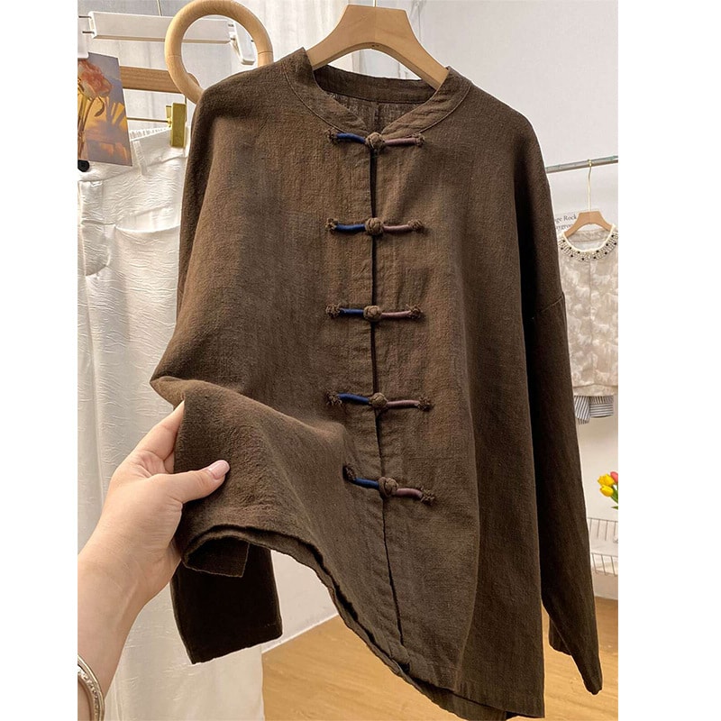 　　　 ◆◇◆売れている秘密◆◇◆ 【上品なチャイナ風ブラウス】伝統的な盤扣（チャイナボタン）をアクセントにあしらった、レトロで落ち着いた雰囲気の長袖ブラウスです。シンプルながらも洗練されたデザインは、大人の女性の知的な美しさを引き立てます。ナチュラルな質感で肌なじみが良く、洗練された日常のコーディネートを格上げしてくれる一枚です。 【さらりとした着心地】通気性に優れた薄手の軽量素材を採用しており、春夏の暑い季節でも蒸れにくく、快適な着用感が持続します。肌に優しい柔らかな質感で、長時間の外出でもストレスを感じさせません。リラックス感のあるシルエットが心地よい風を通し、涼やかで軽やかなスタイルを一日中キープできるのが魅力です。 【体型カバー＆着回し力】ゆったりとしたワイドシルエットが、気になるボディラインを自然にカバーしつつ、華奢見せを叶えます。ボタンを閉じてメインのシャツとして着るのはもちろん、前を開けて羽織り（カーディガン）としてレイヤードを楽しむことも可能です。デニムやスカートなど、多彩なボトムスと相性抜群です。 【細部までこだわった意匠】襟元やボタン部分の配色など、細かなディテールにこだわり、丁寧な縫製で仕上げました。職人技を感じさせるチャイナボタンは、単なる留め具ではなくデザインの主役としてを演出します。耐久性があり型崩れしにくいため、日常のお手入れもしやすく、長くご愛用いただける品質です。 【幅広いシーンで活躍】流行に左右されないタイムレスなデザインは、20代から60代まで幅広い年齢層の女性にフィットします。普段着やお出かけ着としてはもちろん、母の日や誕生日などの大切な方へのプレゼントとしても大変喜ばれます。春夏シーズンのワードローブに一着は持っておきたい、優雅さと機能性を兼ね備えた逸品です。 　　　◆◇◆注意事項◆◇◆ご覧のモニターの環境、撮影環境により実物と色味が異なって見える場合がございます。湿った状態で他のものと擦り合わせると色が移る恐れがあります。濃色品の洗濯時は、白色、淡色と分けて洗ってください。説明 「チャイナボタン レトロ ブラウス」伝統的な盤扣（パンコウ）デザインがアクセントになった、クラシカルなチャイナ風シャツです。落ち着いたベージュのカラーは肌馴染みが良く、お顔周りを明るく見せてくれます。立ち襟のデザインが首元をすっきりと演出。日常に少しの個性をプラスしたい方にぴったりな一着です。 「リネン混 薄手 トップス」通気性と吸湿性に優れた薄手の綿麻素材を採用しており、汗をかいても肌に張り付かず、さらりとした質感を持続します。非常に軽量で風通しが良いため、春夏の蒸し暑い時期でも涼やかに過ごせます。ナチュラルな素材感が持つ独特の風合いは、着るほどに愛着がわく心地よさです。 「ゆったり 体型カバー シャツ」余裕のあるワイドなシルエットで、気になるお腹周りや二の腕をさりげなくカバー。動きやすさを重視した設計で、締め付け感のないストレスフリーな着心地を実現しました。前開きタイプなので、ボタンを閉めてブラウスとして、また開けて軽やかな羽織りとしても活躍する便利な2WAY仕様です。 「ナチュラル 質感 高品質」細部まで丁寧に仕上げられた縫製により、のある佇まいに。天然素材特有の素朴な美しさが際立ち、洗練された大人のカジュアルスタイルを格上げします。丈夫で長く愛用できる仕立てになっており、使い込むほどに素材の柔らかさが増していく、経年変化も楽しめるクオリティです。 「幅広いシーン 着回し自在」お出かけ着としてはもちろん、冷房の効いた室内での防寒対策や日焼け予防にも重宝します。シンプルなボトムスと合わせるだけで、センスの良さが光るコーディネートが完成。年代を問わず着用いただける上品なデザインは、ご友人やご家族への実用的なギフトとしても大変喜ばれるアイテムです。