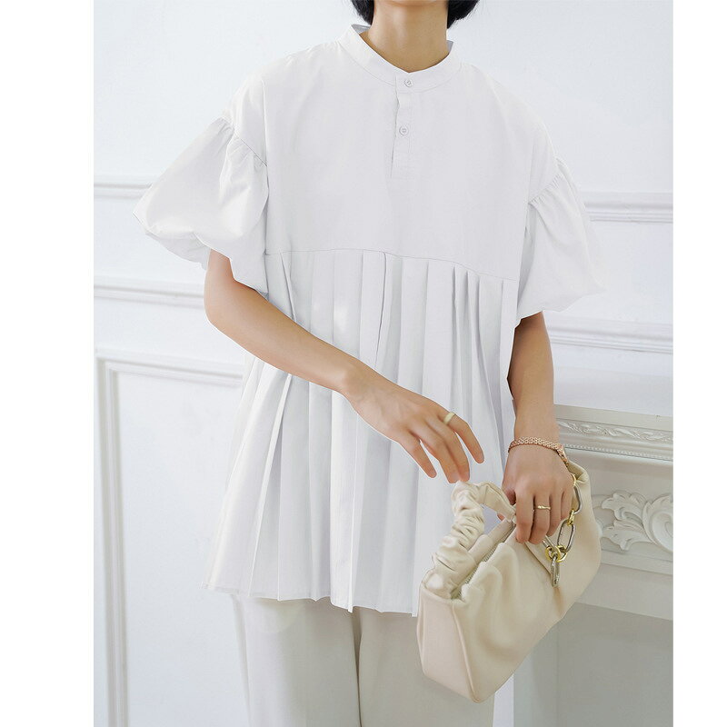 　　　 ◆◇◆売れている秘密◆◇◆ 【大人可愛いシルエット】春夏のトレンドを取り入れた、ふんわりとしたパフスリーブと繊細なプリーツが目を引くレディースブラウスです。裾に向かって広がるフレアシルエットが女性らしさを最大限に引き立て、一枚纏うだけで華やかな印象を与えます。シンプルながらも細部までこだわったデザインで、日常のおしゃれを格上げします。 【体型カバーを叶える設計】胸下からの切り替えプリーツが、気になるお腹周りや腰回りを自然に、そして美しくカバーしてくれる優秀なトップスです。ゆったりとしたサイズ感でありながら、計算された立体裁断によりシルエットをすっきりと見せてくれます。体型を選ばず、どなたでも安心してお召しいただけるリラックスフィットな一着です。 【快適な着心地と汎用性】軽やかで肌馴染みの良い素材を採用し、長時間着用しても疲れにくいストレスフリーな着心地を実現しました。清潔感のあるスタンドカラーデザインなので、デニムと合わせたカジュアルスタイルはもちろん、センタープレスパンツと合わせてオフィスカジュアルや学校行事などの特別なシーンにも幅広く活躍します。 【丁寧な仕立てと扱いやすさ】しっかりとした縫製と高品質な生地を使用しており、型崩れしにくく長くご愛用いただけます。フロントのボタンディテールや袖口のギャザーなど、細部まで丁寧に作り込まれており、大人の女性にふさわしい上品な質感をキープします。自宅でのケアも比較的容易で、忙しい毎日を過ごす女性に嬉しい仕様です。 【選べる豊富な5カラー】定番のホワイトやブラックに加え、顔周りを明るく見せる春らしいパステルカラーを含む計5色をご用意しました。色違いで揃えたくなるような絶妙なカラーバリエーションで、その日の気分やボトムスに合わせたコーディネートを楽しめます。トレンド感と実用性を兼ね備えた、今季マストバイの主役級アイテムです。 　　　◆◇◆注意事項◆◇◆ご覧のモニターの環境、撮影環境により実物と色味が異なって見える場合がございます。湿った状態で他のものと擦り合わせると色が移る恐れがあります。濃色品の洗濯時は、白色、淡色と分けて洗ってください。説明 【大人可愛いデザイン】ふんわりとしたパフスリーブと、贅沢に施されたプリーツが目を惹く洗練されたブラウスです。ハイウエストから広がる立体的なシルエットが、女性らしさと華やかさを格上げします。シンプルながらも一枚で着映えするため、お出かけから休日スタイルまで幅広く活躍する優秀なデザインブラウスです。 【ノンアイロン 快適素材】忙しい日常に嬉しい、シワになりにくいイージーケア素材を採用しました。お洗濯後もアイロンいらずで、常に清潔感のある美しい状態をキープします。さらりとした肌触りの良い生地感は、春先の暖かくなる季節でも快適。扱いやすさと上品な見た目を両立させた、こだわりの質感をお楽しみください。 【体型カバー チュニック丈】計算されたフレアラインが、気になるお腹周りやヒップを自然にカバーします。長めのチュニック丈なので、体型を気にせずリラックスして着用いただけるのが魅力です。スリムなパンツとの相性も抜群で、スタイルアップを叶えつつ、ゆったりとしたトレンド感のある着こなしを演出してくれます。 【洗練されたバンドカラー】首元をすっきりと見せてくれる、凛としたバンドカラー（スタンドカラー）デザイン。甘くなりすぎない適度なきちんと感があり、カジュアルなデニムからきれいめなスラックスまで上品に馴染みます。フロントのボタン使いもアクセントになり、顔まわりを明るく知的な印象に導いてくれる一着です。 【豊富な5色展開】春の装いに彩りを添えるパステルカラーから、定番のベーシックなカラーまで揃った5色展開。ピンク、サックス、ホワイト、ブラック、ベージュから、自分らしい一着をお選びいただけます。コーディネートしやすい色合いで、春から秋先までロングシーズン着回せるため、大切な方へのギフトとしても最適です。