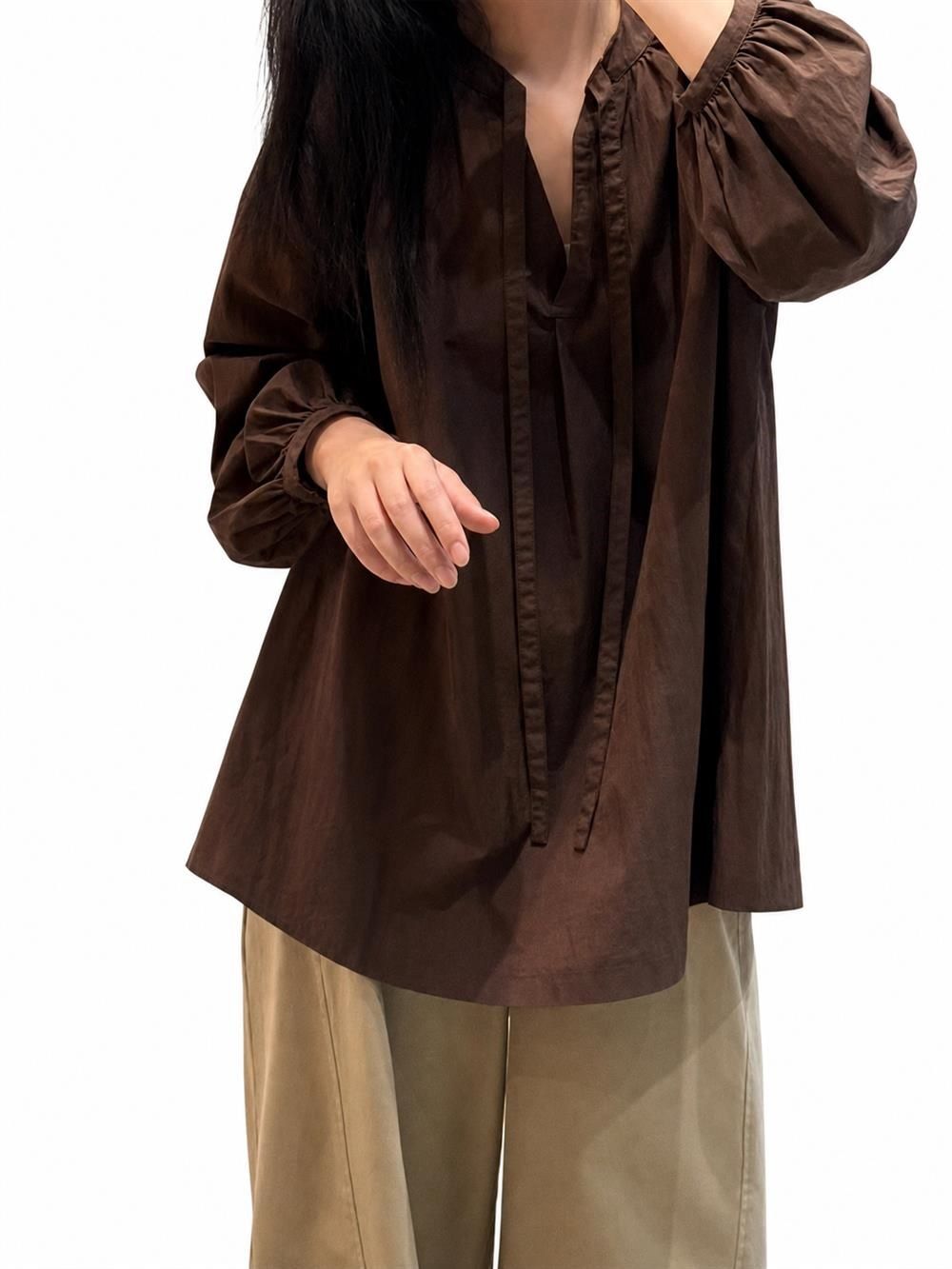 樂天商城 - 【大人のこなれ感】ブラウス レディース 長袖 シャツ キーネック スキッパー ボリューム袖 チュニック トップス リボン ゆったり 体型カバー 着痩せ 細見え お尻隠れる 二の腕カバー 楽ちん カジュアル きれいめ オフィス 通勤 ママ 春 秋
