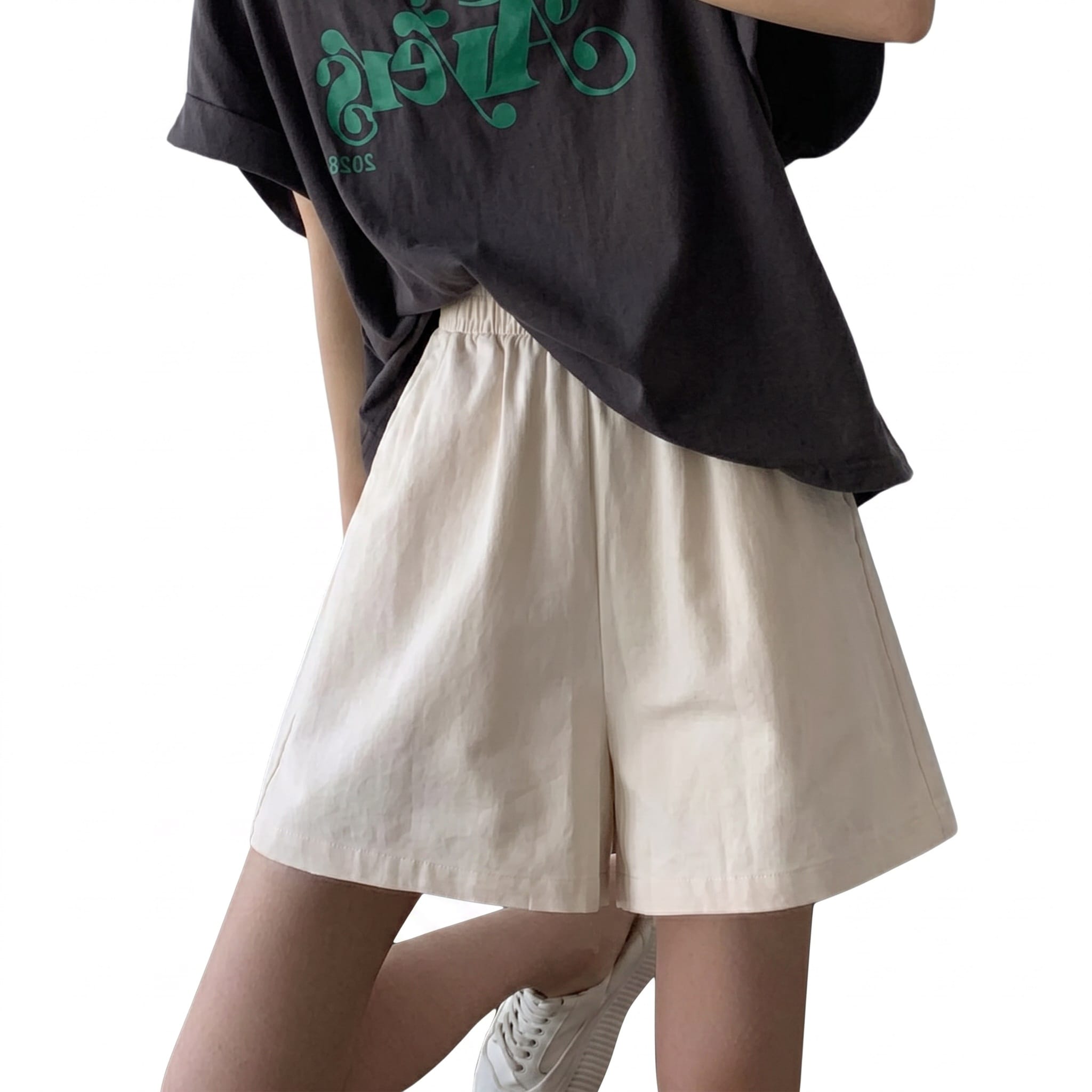 　　　 ◆◇◆売れている秘密◆◇◆ 【美シルエット設計】広がりすぎない絶妙なAラインが魅力のショートパンツ レディースです。ハイウエストのデザインが腰位置を高く見せ、脚長効果も抜群。洗練されたホワイト系のカラーは清潔感があり、どんなトップスとも相性が良く、大人のカジュアルスタイルを上品かつ爽やかに演出してくれます。 【体型カバーを実現】ゆったりとした裾幅のワイドパンツ仕様で、気になる太もも周りを自然にカバーします。この着痩せ効果のあるボトムスは、動きやすさと美しさを両立。通気性の良い素材を採用しているため、暑い夏の日でも蒸れにくく、一日中さらりと快適な着心地をキープできる夏に欠かせない逸品です。 【ストレスフリーな履き心地】ウエストゴムを採用したカジュアルパンツなので、着脱が簡単で締め付け感もありません。長時間着用しても疲れにくく、お出かけからリラックスタイムまで幅広く活躍します。両サイドには便利なポケット付きで、スマホや小物をさっと収納できる実用的な機能性も備えています。 【優れた耐久性と汎用性】しっかりとした縫製で型崩れしにくい五分丈の短パンです。日常の外出着としてはもちろん、動きやすいデザインなのでリラックスできる部屋着としても重宝します。お洗濯も簡単で、シワになりにくい素材感のため、忙しい毎日でも手軽にケアができ、長くご愛用いただける一着です。 【幅広いシーンで活躍】夏服の定番として欠かせないこのアイテムは、海や旅行、ちょっとした外出のワンマイルウェアに最適です。シンプルでトレンドに左右されないデザインは、ご自身用はもちろん、ご友人やご家族への実用的なギフトとしても喜ばれます。どんな体型の方にも馴染みやすい自由度の高い一着です。 　　　◆◇◆注意事項◆◇◆ご覧のモニターの環境、撮影環境により実物と色味が異なって見える場合がございます。湿った状態で他のものと擦り合わせると色が移る恐れがあります。濃色品の洗濯時は、白色、淡色と分けて洗ってください。説明 【美しいAラインシルエット】裾に向かって広がるエレガントなAラインデザインのレディース ショートパンツ。太もも周りをすっきりと見せ、ナチュラルな風合いが洗練された大人のカジュアルスタイルを演出します。優しい色合いのワイドショートパンツは、毎日のスタイリングに爽やかな抜け感をプラスしてくれます。 【スタイルアップを叶えるハイウエスト】お腹周りをすっきりとカバーするハイウエスト ショートパンツです。幅広のゴムウエスト パンツ仕様なので、締め付け感がなく快適な履き心地を提供します。高めのウエスト位置が腰高に見せ、自然と美脚 ショートパンツとしてのスタイルアップ効果も期待できます。 【涼やかで快適な履き心地】通気性に優れ、暑い季節でも涼しく過ごせる夏用 ハーフパンツ。風が通り抜けるゆったりとした履き心地で、一日中快適さが持続します。便利なサイドポケット付きのカジュアルパンツ レディースは、ちょっとしたお出かけやワンマイルウェアとしても最適です。 【イージーケアで長く愛用】しっかりとした丁寧な縫製で仕上げたレディース ボトムスです。型崩れしにくく、ご自宅で簡単にお手入れができるため、デイリー使いに重宝するワイドショートパンツ。履くほどに肌に馴染む柔らかい素材感で、いつでも清潔感のある上品な印象をキープできます。 【着回し力抜群の万能アイテム】シンプルなデザインで、Tシャツからブラウスまで幅広いトップスにマッチする着回し ショートパンツ。普段使いからリゾート、通学など多様なシーンで活躍するルーズ ショートパンツは、おしゃれを楽しみたい女性へのプレゼントやご自身へのご褒美にもおすすめです。
