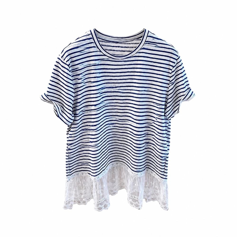 　　　 ◆◇◆売れている秘密◆◇◆ 【大人可愛いレイヤード風】爽やかなボーダー柄 Tシャツの裾に華やかなレースをあしらった、1枚でおしゃれが決まるレディース ボーダー Tシャツです。カジュアルなボーダー柄とフェミニンなレース裾 切り替え トップスの組み合わせが、普段のコーディネートを華やかに格上げしてくれます。 【自然な体型カバー効果】お尻周りをふんわりと隠してくれる長めの裾レースデザインで、気になるお腹やヒップを自然に隠せる体型カバー 半袖 上着です。窮屈感のないゆったり カットソーなので、リラックスして過ごしたい日のお出かけやデイリーユースにぴったりの重ね着風 プルオーバーです。 【爽やかで快適な着心地】肌触りが柔らかく、通気性に優れた生地を採用したレディース 半袖 トップスは、汗ばむ季節でもサラッと快適に着用いただけます。軽やかな風合いの通気性 快適 Tシャツですので、一日中身に着けていてもストレスフリーで、爽やかな着心地をキープします。 【幅広い着回し力と耐久性】デニムパンツやレギンス、ショートパンツなど、どんなボトムスとも相性抜群なカジュアル ボーダーシャツです。細部まで丁寧に仕上げられた重ね着風 Tシャツなので、洗濯を繰り返しても型崩れしにくく、毎日のコーディネートの主役として長くご愛用いただけます。 【幅広いサイズとギフト提案】ゆったりとしたシルエットで設計された大きいサイズ Tシャツなので、体型を選ばずどなたでも綺麗に着こなせます。トレンド感のあるフェミニンなデザインは、ご自身へのご褒美はもちろん、母の日や誕生日におしゃれなプチギフト レディース服としても大変喜ばれます。 　　　◆◇◆注意事項◆◇◆ご覧のモニターの環境、撮影環境により実物と色味が異なって見える場合がございます。湿った状態で他のものと擦り合わせると色が移る恐れがあります。濃色品の洗濯時は、白色、淡色と分けて洗ってください。説明 【洗練されたデザイン】ボーダー柄に繊細なレースをあしらった、デザイン性の高いレディースtシャツ。爽やかなストライプ柄とフェミニンなレースの裾が絶妙なバランスで、一枚でパッと華やかな印象を与えてくれるストライプ柄トップスです。カジュアルな中に女性らしさが光る一枚に仕上げました。 【重ね着風のこなれ感】レイヤードスタイルが手軽に楽しめるフェイクレイヤードカットソー。重ね着の窮屈感がなく、軽やかに着こなせる偽二枚重ね上衣は、忙しい朝でも簡単におしゃれが決まる便利なアイテムです。裾から覗くレースがこなれ感を演出し、手軽に上級者のスタイリングが完成します。 【体型カバー＆リラックス】ゆったりとしたシルエットの大きいサイズtシャツ。体のラインを拾いにくいゆったり上着なので、気になるお腹周りやお尻もしっかりカバーしてくれます。風通しの良い半袖tシャツで、締め付け感のないリラックスした着心地を実現。幅広い体型の方に美しく着用いただけます。 【柔らかな肌触りと耐久性】厳選された素材を使用したレディーストップス。肌触りが柔らかく、通気性に優れたカジュアルtシャツは、長時間の着用でも蒸れにくく快適です。しっかりとした縫製で型崩れしにくく、ご自宅でのケアも簡単。デイリー使いから特別なお出かけまで、長くご愛用いただける品質です。 【幅広いシーンで活躍】シンプルながらも個性が光るデザイン上衣。ジーンズやスカートなど、どんなボトムスとも相性抜群なボーダーtシャツです。普段着、通勤、デート、旅行など、多彩なシーンで活躍します。自分用はもちろん、大切な方へのプレゼントとしても喜ばれる、汎用性の高い人気アイテムです。