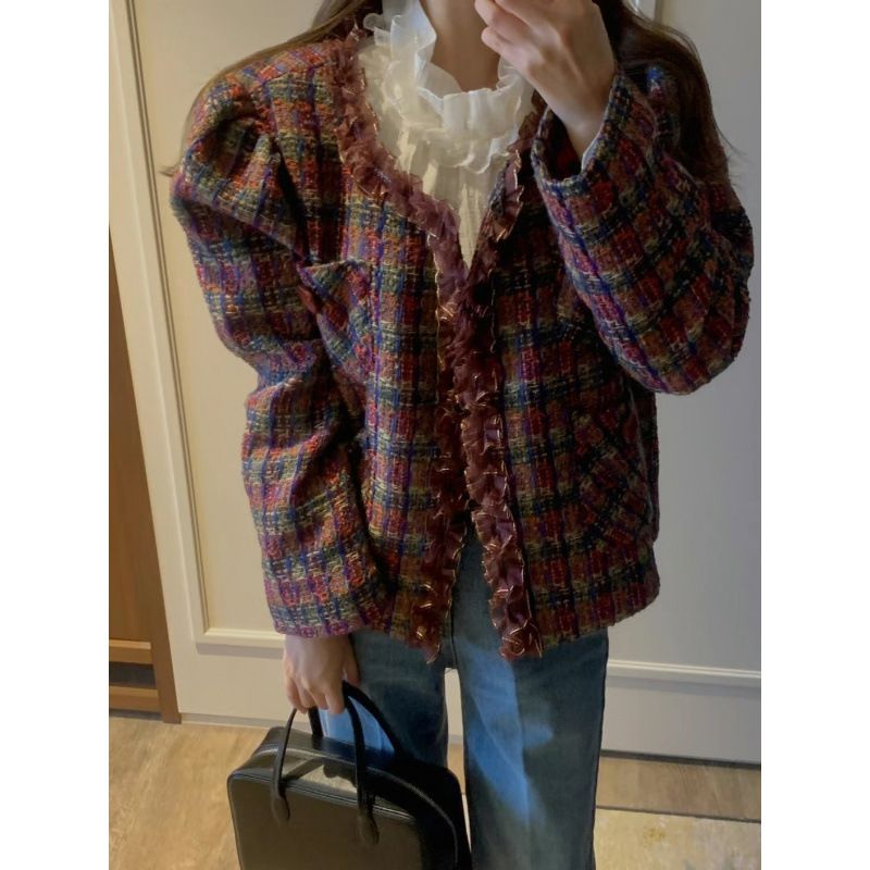 　　　 ◆◇◆売れている秘密◆◇◆ 【洗練されたフレンチシック】レトロな雰囲気漂うツイード素材を贅沢に使用した、大人可愛いノーカラージャケットです。表情豊かなチェック柄のパッチワークがコーディネートに華やかさを添え、羽織るだけで上品でクラシカルなスタイルが完成します。冬の装いをワンランクアップさせる、主役級の一着です。 【女性らしさを引き立てるデザイン】丸みのあるパフスリーブが肩回りを華奢に見せつつ、フェミニンなシルエットを演出。首元をすっきりと見せるノーカラーに繊細なフリルディテールを施すことで、程よい甘さとをプラスしました。細部までこだわった意匠が、エレガントな印象を際立たせます。 【スタイルアップを叶えるショート丈】腰回りをコンパクトに見せるショート丈デザインなので、ハイウエストのデニムやロングスカートとの相性が抜群です。視線を上に集めることで脚長効果も期待でき、カジュアルからきれいめまで幅広いボトムスと合わせて、自由自在な着回しを楽しめる万能アイテムです。 【高品質な素材感と快適な着心地】しっかりとした厚みのあるツイード生地を採用しており、肌寒い季節でも暖かくお過ごしいただけます。裏地付きで袖通りが良く、型崩れしにくい丁寧な仕立てが特徴です。耐久性に優れた素材選びにより、お出かけの際もシワを気にせず美しいシルエットを長時間キープします。 【幅広いシーンで活躍する一着】日常のデイリーコーデはもちろん、デートや女子会、パーティー、オフィスシーンなど、どんな場面でも周囲に好印象を与えます。ご自身へのご褒美としてはもちろん、大切な方へのプレゼントにも最適。洗練されたトレンド感溢れるデザインで、冬のおしゃれがさらに楽しくなります。 　　　◆◇◆注意事項◆◇◆ご覧のモニターの環境、撮影環境により実物と色味が異なって見える場合がございます。湿った状態で他のものと擦り合わせると色が移る恐れがあります。濃色品の洗濯時は、白色、淡色と分けて洗ってください。説明 【上品なツイードジャケット】フレンチレトロな雰囲気が漂う、華やかなマルチカラーの配色が魅力の一着です。小香風のデザインを取り入れ、襟元や縁にあしらわれた繊細なフリルが女性らしさを引き立てます。少しボリュームのあるパフスリーブが腕のラインをカバーしつつ、クラシカルで洗練された印象を演出します。 【こだわりの粗花ね素材】厚みのある高品質なツイード生地を使用しており、肌寒い早冬や春秋の季節に最適な暖かさを提供します。複雑な織り込みとパッチワーク工芸により、立体感のある表情豊かな質感を実現しました。見た目のだけでなく、型崩れしにくいしっかりとした仕立てで、長く綺麗にご愛用いただけます。 【幅広い着回し力】デニムパンツと合わせて大人カジュアルに、またスカートやスラックスと合わせてフォーマルな通勤スタイルにも対応可能です。ショート丈のデザインなので、ハイウエストのボトムスとの相性が良く、脚長効果も抜群です。日常のお出かけから特別な日のデートまで、これ一着で華やかなコーデが完成します。 【ディテールへのこだわり】ヴィンテージ感のある大きめのボタンがアクセントとなり、全体のデザインを引き締めています。裏地もしっかりと施されており、ニットの上からでも着脱がスムーズでストレスフリーな着心地です。細部まで丁寧に仕上げられた縫製により、日常の動きやすさと上品なシルエットを両立させています。 【大切な方へのギフトにも】大人可愛いファッションのトレンドを押さえたデザインは、自分へのご褒美はもちろん、大切な方へのプレゼントとしても喜ばれます。都会的なシックさと可愛らしさを兼ね備えた上着は、季節の変わり目におしゃれを楽しみたいすべての女性におすすめしたい、今季マストハブなアイテムです。