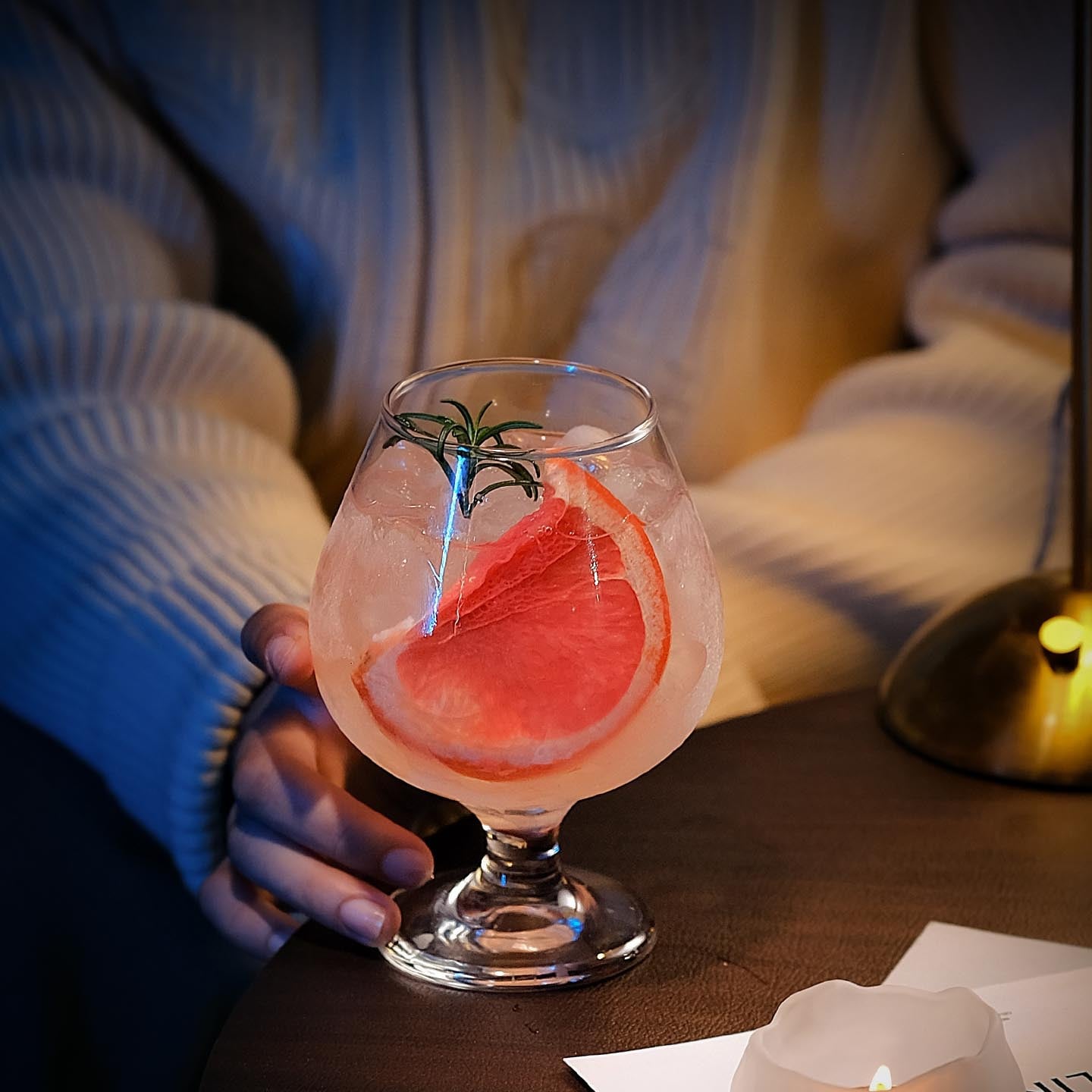 ブランデーグラス カクテルグラス ウイスキーグラス 宅飲み バー 夜晩酌 無鉛ガラス 厚手 雰囲気 華やか 絶妙 スニフター 強化ガラス ドリンクウェア 丸型形状 食器 プレゼント 贈り物 ギフト 4