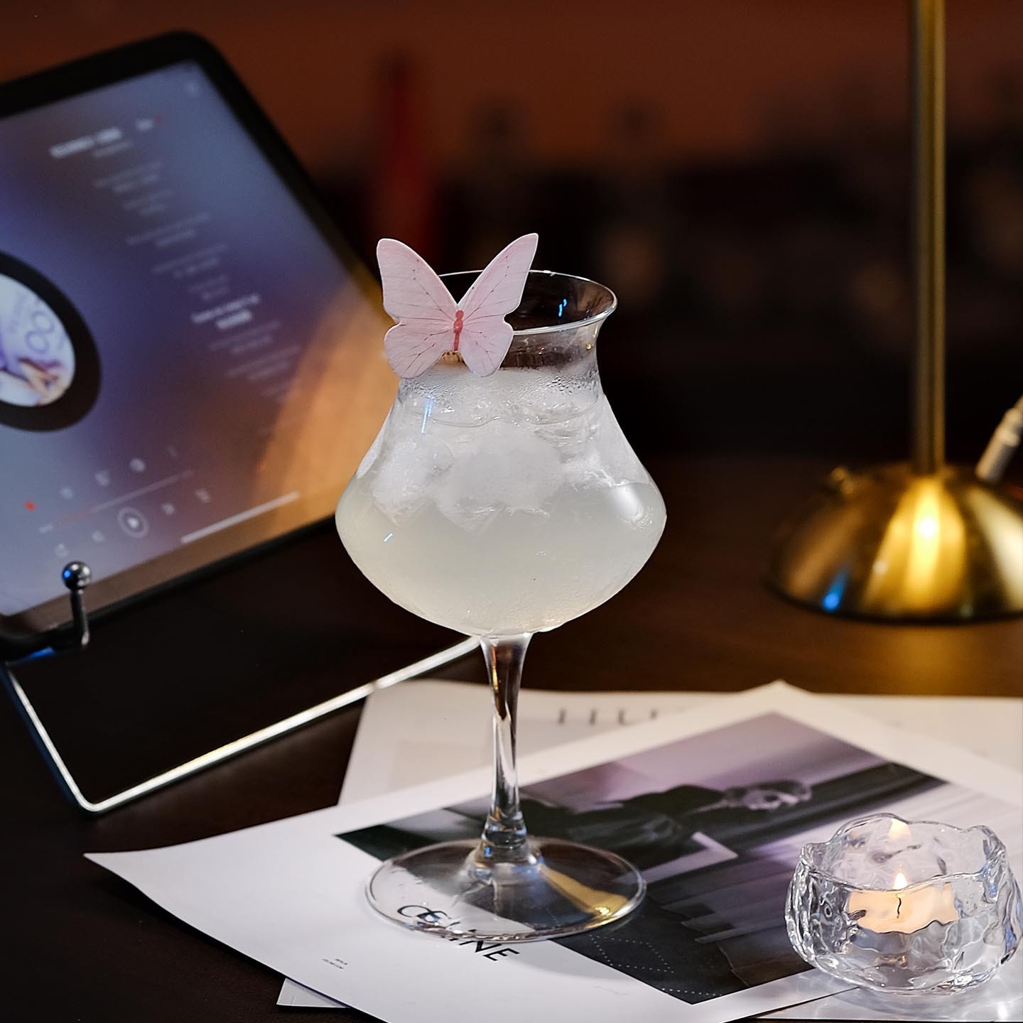 カクテルグラス チューリップ型 蝶モチーフ 飾り付き 脚付き ワイングラス おしゃ...