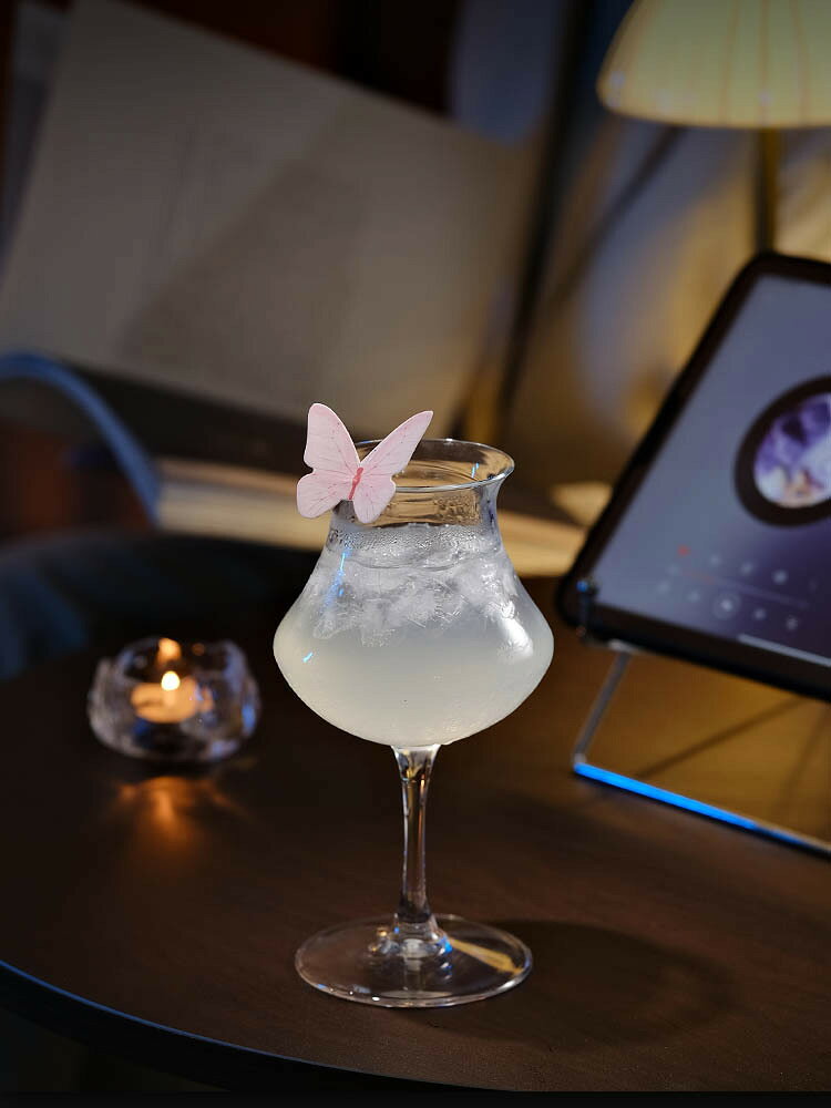 カクテルグラス チューリップ型 蝶モチーフ 飾り付き 脚付き ワイングラス おしゃ...