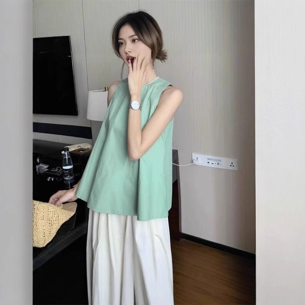 　　　 ◆◇◆売れている秘密◆◇◆ 【上品な大人可愛いデザイン】爽やかなペールグリーンが目を惹く、トレンド感溢れるノースリーブブラウスです。ふんわりと広がるAラインシルエットが、女性らしい柔らかさと洗練された印象を演出します。シンプルながらも細部まで計算された「ファッション」の要素を取り入れ、着るだけで垢抜けたスタイルが完成します。 【自然に体型をカバー】裾に向かって広がるフレアなカッティングにより、気になるお腹周りや腰回りをさりげなくカバーしてくれます。体のラインを拾いすぎない「ゆったりシルエット」で、リラックスした着心地を叶えつつ、視覚的な着痩せ効果も期待できます。忙しい朝でもサッと着るだけでスタイルが美しく決まる一着です。 【軽やかで快適な着心地】暑い季節でも涼やかに過ごせるよう、通気性に優れた軽やかな素材を採用しました。肌離れの良いさらりとした質感で、蒸れにくく、一日中快適なコンディションをキープします。軽量で動きやすいため、デイリーユースはもちろん、お出かけや旅行などのシーンでもストレスなく着用いただけます。 【抜群の着回し力】クリーンな印象のラウンドネックは、ネックレスなどのアクセサリーとも相性抜群。ワイドパンツでリラクシーに、タイトスカートできれいめに、デニムでカジュアルにと、幅広いボトムスとマッチします。一枚での着用はもちろん、カーディガンやジャケットのインナーとしても重宝する、汎用性の高いアイテムです。 【多シーンで活躍する一着】日常のカジュアルスタイルから、ちょっとしたお呼ばれやオフィススタイルまで、オンオフ問わず幅広く活躍します。自分へのご褒美にはもちろん、流行に敏感な方へのプレゼントとしても喜ばれること間違いなし。この夏、ワードローブに彩りを添える、大人の女性におすすめしたいマストバイアイテムです。 　　　◆◇◆注意事項◆◇◆ご覧のモニターの環境、撮影環境により実物と色味が異なって見える場合がございます。湿った状態で他のものと擦り合わせると色が移る恐れがあります。濃色品の洗濯時は、白色、淡色と分けて洗ってください。説明 【トレンド感溢れる淡色カラー】爽やかなミントグリーンの色合いが目を引く、ファッション風のノースリーブトップスです。シンプルながらも洗練されたラウンドネックのデザインが、お顔周りをすっきりと明るく見せてくれます。カジュアルな中にも上品さが漂う一枚で、夏のコーディネートに彩りを添えます。 【体型カバーを叶えるAライン】裾に向かってふんわりと広がるフレアシルエットを採用しており、気になるお腹周りや腰回りをさりげなくカバーします。ゆったりとした着心地ながら、視覚的な着痩せ効果も期待できる計算されたカッティングが魅力。締め付け感がなく、暑い季節でもリラックスして着用いただけます。 【清涼感のある快適な着心地】通気性に優れた軽やかな素材を使用しており、蒸し暑い夏の日でもさらりとした肌触りをキープします。肌に張り付きにくい質感なので、長時間のお出かけや通勤時でもストレスフリーに過ごせます。軽くて薄手の生地感は、見た目にも涼しげで、シーズンムードを盛り上げてくれます。 【幅広いシーンで活躍する万能アイテム】デニムと合わせて大人カジュアルに、ワイドパンツやスカートと合わせてきれいめスタイルにと、多彩な着こなしが楽しめます。インナーとしても使いやすく、カーディガンやジャケットを羽織ればロングシーズン活躍。デイリー使いからオフィス、旅行まで幅広いシーンにおすすめです。 【日常を彩る夏の必須アイテム】飽きのこないシンプルなデザインと柔らかな色使いで、幅広い年代の方に愛用いただけるブラウスです。自分へのご褒美はもちろん、大切な方へのプレゼントとしても喜ばれます。ディテールまでこだわった丁寧な仕上がりで、この夏一着は持っておきたい、こなれ感たっぷりの一品です。