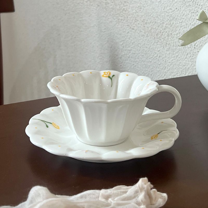 ティーカップ コーヒーカップ カップ&ソーサー セット 花柄 おしゃれ 陶器 アンティーク 輪花 フリル かわいい 磁器 アフタヌーンティー 来客用 おうちカフェ ギフト 1客 150ml ホワイト