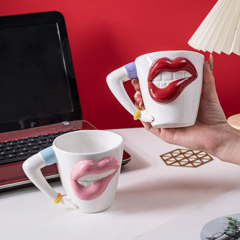 2個 マグカップ 陶器 唇 コーヒーカップ ユニーク 腕 ハンドル セラミック ティーカップ おもしろ 雑貨 インテリア ギフト 贈り物 ティータイム 事務所 自宅 芸術 デザイン 立体 個性的 30
