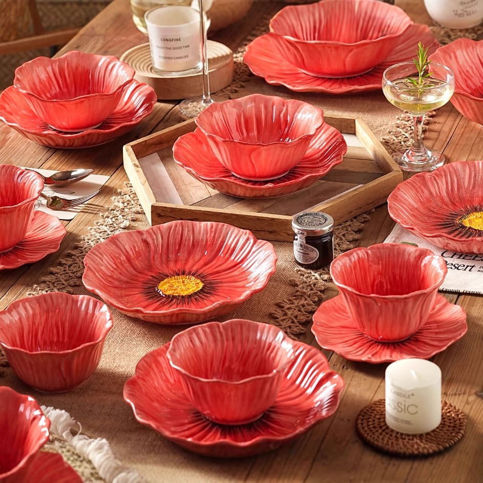 　　　 ◆◇◆売れている秘密◆◇◆ 【お洒落な食器セット・ポピー 花型 デザイン】食卓を華やかに彩る、ポピー（虞美人）の花をモチーフにした立体的なデザインが魅力です。鮮やかな赤色と繊細な花びらの質感が、いつもの料理を高級レストランの一皿のように格上げします。職人技が光る波打つ縁取りが、芸術的で洗練された美しさを演出します。 【高級 セラミック製・耐久性 抜群】高品質な陶磁器素材を採用し、適度な厚みと重厚感を持たせました。表面は滑らかなグラデーション塗装が施されており、汚れが落ちやすくお手入れも簡単です。見た目の美しさだけでなく、日常使いに耐えうる頑丈な作りで、毎日の食事の時間をより豊かで特別なものに変えてくれます。 【多用途 プレート ボウル・ティータイム 演出】メイン料理に最適な大皿から、サラダやデザートを盛り付けやすい深めのボウルまで揃った便利なセットです。和食や洋食を問わず、どんなメニューも引き立てます。ティーカップや小皿としてティータイムに使えば、お花が咲いたような優雅なひとときを楽しめます。 【電子レンジ対応・食洗機OK】デザイン性だけでなく実用性にもこだわりました。電子レンジでの温め直しや食洗機での洗浄が可能なので、忙しい毎日でもストレスなくお使いいただけます。高温焼成により色が褪せにくいため、美しい発色と光沢を長く保つことができ、家事の負担を軽減しながら長く愛用いただけます。 【贈り物 ギフトセット・結婚祝い 引越し祝い】ご自宅用はもちろん、大切な方へのプレゼントとしても大変喜ばれます。洗練されたデザインは、結婚祝い、引越し祝い、誕生日などのギフトに最適です。日常に彩りを与えるインテリアのような食器セットは、新生活を始める方やお料理好きな方への特別な贈り物になります。 　　　◆◇◆注意事項◆◇◆ご覧のモニターの環境、撮影環境により実物と色味が異なって見える場合がございます。湿った状態で他のものと擦り合わせると色が移る恐れがあります。濃色品の洗濯時は、白色、淡色と分けて洗ってください。説明 【華やかな花型デザイン】大輪の花が咲き誇るような、立体的で美しいポピーモチーフの食器セットです。鮮やかなレッドカラーと繊細な花びらの質感が、いつもの食卓を一瞬で華やかなレストランのような空間に格上げします。視覚からも料理を美味しく彩る、芸術品のような佇まいが食卓に彩りを添えます。 【幅広い料理に対応する実用性】適度な深さのあるボウルと使い勝手の良いプレートがセットになっており、メインディッシュからスープ、サラダ、デザートまで多用途に活躍します。和洋中どんなジャンルの料理も上品に引き立てる汎用性の高さが魅力で、日常の食事からホームパーティーまで幅広く重宝するアイテムです。 【高品質な陶磁器の質感】厳選された良質なセラミック素材を使用し、職人の技で丁寧に仕上げました。表面は滑らかで光沢があり、あふれる手触りを実現しています。程よい厚みがあるため耐久性に優れ、手になじむ重厚感が毎日の食事をより贅沢で心地よい時間へと変えてくれる逸品です。 【お手入れ簡単で長く愛用】表面に施された滑らかな釉薬により、汚れが落ちやすく、油分の多い料理の後もお手入れが非常にスムーズです。美しい色彩が長持ちするよう設計されており、毎日の家事の負担を軽減しながら、長く清潔にご愛用いただけます。デザイン性とメンテナンスのしやすさを両立した機能的な食器です。 【特別な日のギフトに最適】洗練されたのあるデザインは、結婚祝いや新築祝い、母の日や誕生日などの大切な贈り物にぴったりです。自分へのご褒美としてはもちろん、おしゃれなテーブルウェアを好む方へのプレゼントとしても喜ばれます。お祝いの席を華やかに演出する、記憶に残るギフトとして選ばれています。
