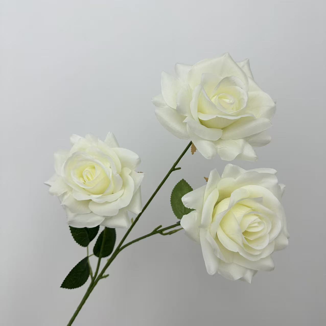 Rakuten - 造花 バラ 薔薇 3輪 枯れない花 インテリア 飾り 撮影小物 お祝い 本物そっくり 上品 華やか 部屋 装飾 観葉植物 手作り ブーケ 贈り物 記念日 ギフト シルクフラワー アートフラワー 室内装