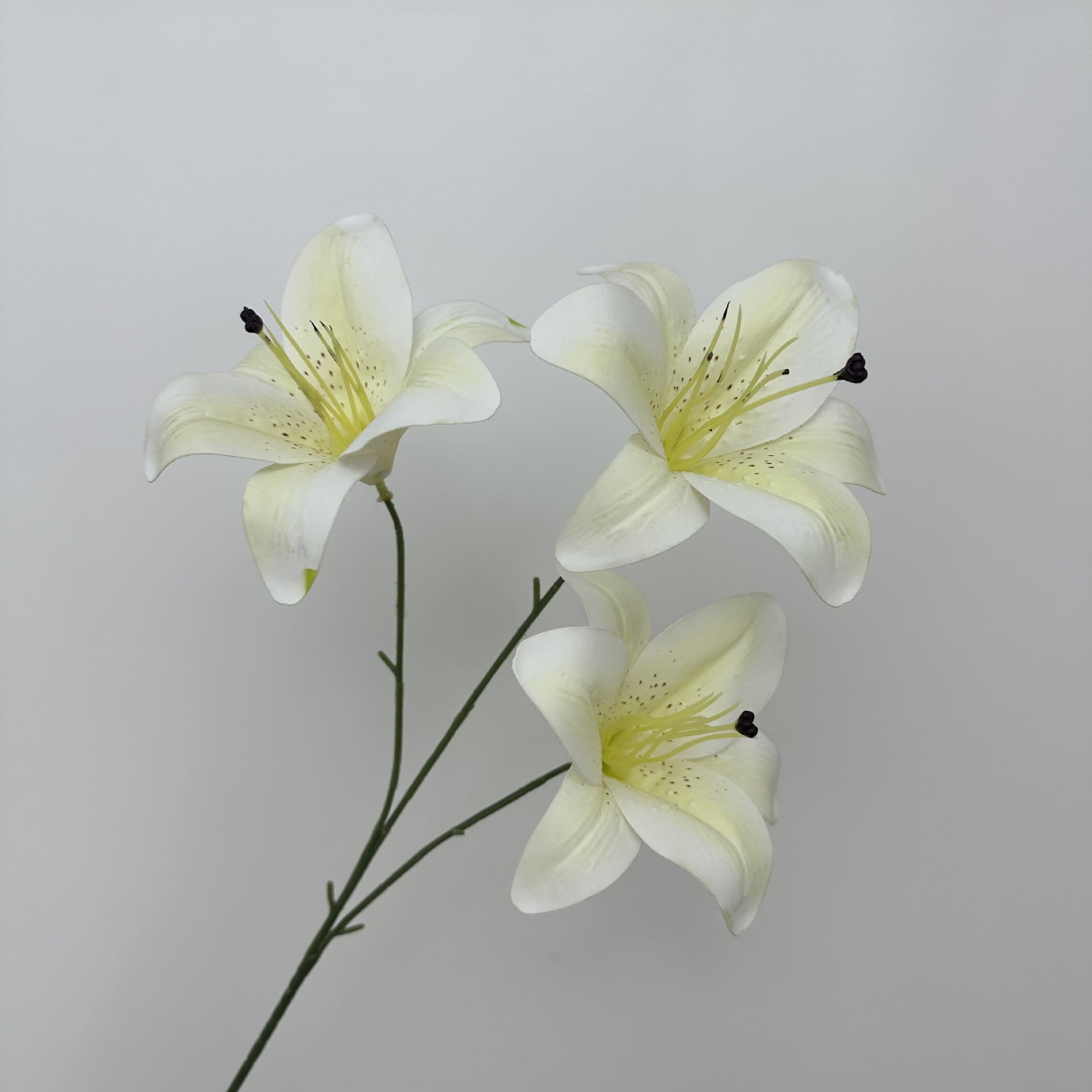 Rakuten - 造花 百合 ユリ 3輪 インテリア リアル 本物そっくり 枯れない 観葉植物 清楚 華やか 飾り お供え 仏花 結婚式 玄関 リビング 部屋 装飾 ギフト 撮影 小道具 長枝 1本