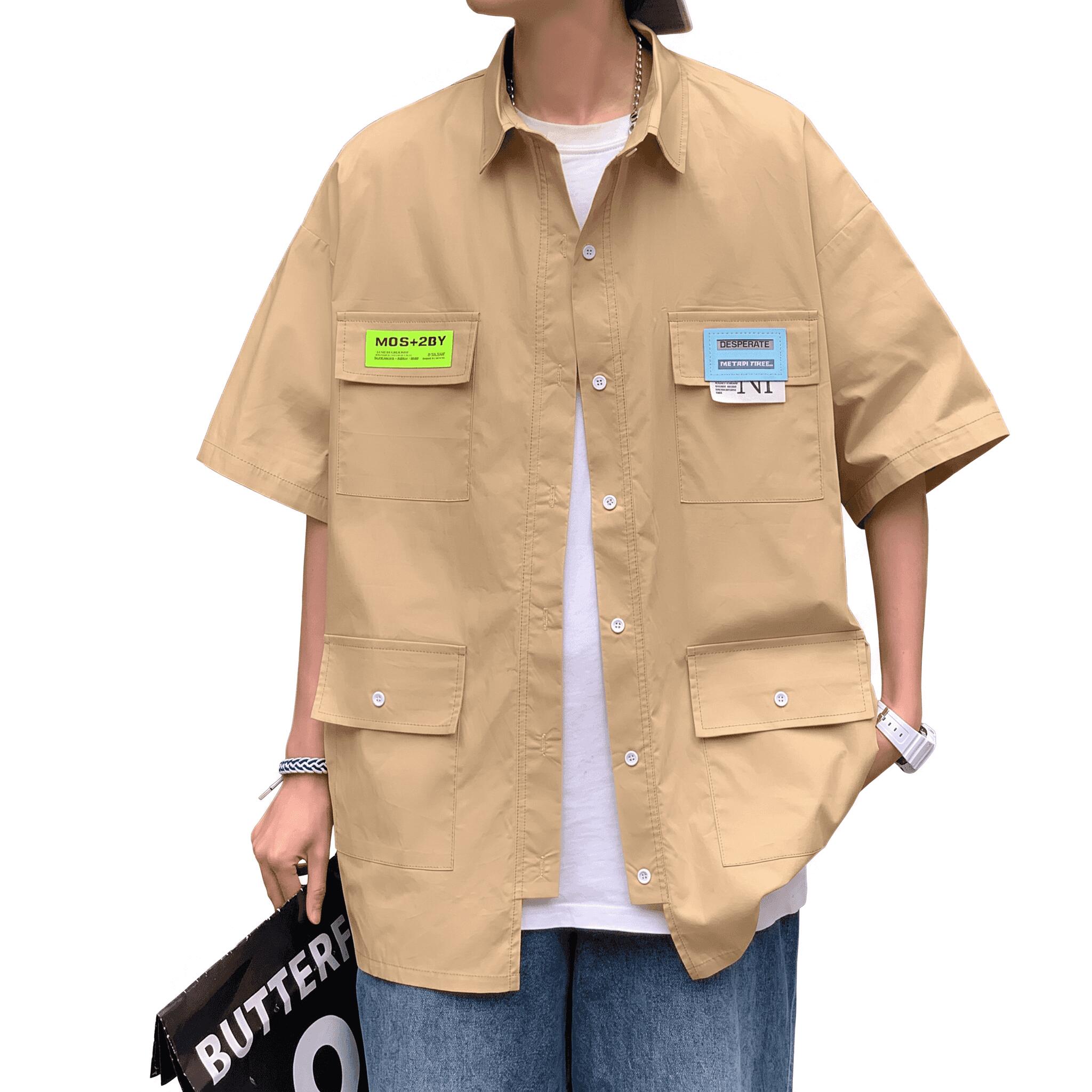 　　　 ◆◇◆売れている秘密◆◇◆ 【ワークスタイル 半袖シャツ】トレンド感溢れるワークテイストなデザインが魅力の一枚です。胸元にあしらわれた印象的なパッチと、立体的なフラップポケットがアクセントになり、シンプルながらも存在感を放ちます。ゆったりとしたオーバーサイズのシルエットで、今どきのこなれ感を演出する、お洒落なメンズカジュアルシャツです。 【通気性 快適な着心地】軽やかでさらりとした肌触りの素材を採用しており、暑い季節でも蒸れにくく、一日中快適に過ごせます。程よい厚みの生地感で、Tシャツの上に羽織るライトアウターとしても最適です。肌に張り付きにくいゆとりのあるサイズ設計で、アクティブなシーンからリラックスタイムまで幅広く活躍します。 【着回し万能 羽織り】フロントを開けて羽織りスタイルにすれば、インナーとのレイヤードも楽しめる万能アイテムです。デニムパンツやチノパン、ハーフパンツとも相性が良く、ストリート、アメカジ、ミリタリーなど、その日の気分に合わせた多様なコーディネートが可能です。タウンユースはもちろん、旅行やアウトドアにも重宝します。 【高耐久 丁寧な仕上げ】負荷がかかりやすいポケットや肩周りの縫製はしっかりとした作りで、型崩れしにくく長くご愛用いただけます。フラップ付きのポケットは小物の収納にも便利で、実用性も兼ね備えています。ご自宅での洗濯も可能で、お手入れが簡単なため、日常のワードローブとして気兼ねなくヘビロテできる一着です。 【旬のビッグシルエット 贈り物】トレンドのゆったりとしたサイズ感は、学生から社会人まで幅広い年齢層の男性にフィットします。都会的で洗練されたワークスタイルを楽しめるデザインは、ご自分用としてはもちろん、誕生日や記念日などの大切な方へのプレゼントとしても大変喜ばれます。ユニセックスな着こなしにもおすすめです。 　　　◆◇◆注意事項◆◇◆ご覧のモニターの環境、撮影環境により実物と色味が異なって見える場合がございます。湿った状態で他のものと擦り合わせると色が移る恐れがあります。濃色品の洗濯時は、白色、淡色と分けて洗ってください。説明 【トレンド感溢れるデザイン】今季注目のワークテイストを取り入れた半袖カジュアルシャツが登場。ミリタリー風の機能美と現代的なストリートスタイルが融合し、一着で洗練されたメンズファッションを演出します。ゆったりとしたシルエットは体型を選ばず、ラフに着こなすだけでこなれ感のある都会的な印象を与えてくれます。 【機能的な多ポケット仕様】胸元とサイドに配置された大きめのフラップポケットが、デザインのアクセントとしてだけでなく実用性も抜群。スマートフォンや鍵などの小物の収納に便利で、手ぶらでのお出かけにも最適です。オーバーサイズのゆとりある設計により、インナーにTシャツを合わせたレイヤードスタイルも自由自在に楽しめます。 【快適な着心地と通気性】肌触りが良く、通気性に優れた厳選素材を採用。暑い季節でも蒸れにくく、サラッとしたドライな質感が持続するため、長時間着用してもストレスを感じさせません。適度な厚みがありながらも軽量で動きやすく、日常使いからアウトドア、旅行シーンまで、あらゆるアクティブな場面で大活躍する万能アイテムです。 【丁寧な縫製と耐久性】細部のディテールまでこだわり抜き、しっかりとした縫製で仕上げているため、繰り返しの洗濯でも型崩れしにくいのが魅力です。アクセントとなる胸元のタグデザインが、シンプルになりがちな夏コーデに個性をプラス。色落ちしにくい素材を使用しており、長く愛用できる一着としてクオリティの高さが際立ちます。 【幅広いシーンで大活躍】デニムやチノパン、ハーフパンツなど、どんなボトムスとも相性が良く、幅広いコーディネートに対応可能です。カジュアルなタウンユースはもちろん、キャンプやフェスなどのレジャーシーンにもぴったり。自分用としてはもちろん、友人へのプレゼントとしても喜ばれる、デザイン性と実用性を兼ね備えた一枚です。