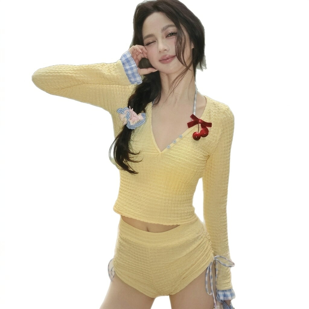 　　　 ◆◇◆売れている秘密◆◇◆ 【水着 レディース 長袖 セパレート】爽やかな淡いイエローが目を引く、大人可愛い長袖セパレート水着が登場。表面感のあるワッフル生地を使用し、胸元のチェリー飾りや袖口のチェック柄フリルが乙女心をくすぐるデザインです。ビーチやプールで周りと差をつけたい方にぴったりの、トレンド感溢れる一着に仕上げました。 【体型カバー 水着 ハイウエスト】スタイルアップを叶える体型カバー設計が魅力です。お腹周りをしっかり隠せる長袖トップスと、脚長効果が期待できるハイウエストショーツのセット。気になる二の腕やウエスト周りを自然にカバーしつつ、Vネックがデコルテを美しく見せてくれるので、自信を持って水辺を楽しめます。 【レディース 水着 2点セット 快適】柔らかく伸縮性に優れた素材を採用しており、長時間着用しても疲れにくく快適な着心地です。ワッフル調の凹凸のある生地は肌離れが良く、水に濡れても肌に張り付きにくいのが嬉しいポイント。締め付けすぎない絶妙なフィット感で、泳ぎやすさと動きやすさを両立した実用的な一着です。 【長袖 水着 日焼け対策】日差しが気になる季節に嬉しい長袖タイプで、肩や腕をしっかりガードします。リゾート地での紫外線対策としてはもちろん、冷え対策にも重宝する万能アイテム。丁寧な縫製により型崩れしにくく、お手入れも簡単で耐久性も抜群です。これ一着で、夏のレジャーシーンをより快適かつおしゃれに演出します。 【水着 人気 オトナ女子 温泉】学生さんから大人の方まで幅広く愛用いただける汎用性の高いデザイン。海辺やナイトプール、温泉旅行など、あらゆるシーンで大活躍します。ショーツのサイドには調節可能なリボンがあしらわれ、細部までこだわりが詰まったセット。自分用にはもちろん、大切な方へのギフトにも最適です。 　　　◆◇◆注意事項◆◇◆ご覧のモニターの環境、撮影環境により実物と色味が異なって見える場合がございます。湿った状態で他のものと擦り合わせると色が移る恐れがあります。濃色品の洗濯時は、白色、淡色と分けて洗ってください。説明 【大人可愛いデザイン】淡いイエローカラーと表情豊かなが、洗練された印象を与える水着レディースセットです。胸元のチェリーモチーフと袖口のチェック柄フリルが程よいアクセントになり、ビーチやプールサイドで周りと差がつく一着。上品な甘さを演出するトレンド感満載のデザインで、大人のリゾートスタイルを格上げします。 【スタイルアップ効果】ウエスト周りをすっきりと見せるハイウエスト仕様のセパレートタイプです。絶妙な丈感のトップスが腰位置を高く見せ、脚長効果と着痩せを同時に叶えます。体のラインを拾いすぎない立体的な生地感で、気になるお腹周りもしっかり体型カバー。自信を持って夏のアクティビティを楽しめる美しいシルエットにこだわりました。 【日焼け対策と快適な着心地】長袖水着のデザインを採用しているため、気になる腕周りの日差しや冷え対策もバッチリです。肌に優しい柔らかな質感の素材を使用しており、水に濡れても動きやすく、長時間の着用でも快適。通気性と速乾性に優れているので、海から上がった後もさらりとした肌触りをキープできる、機能性とオシャレを両立したアイテムです。 【こだわりのディテール】凹凸のある表面感が特徴の高品質な生地を使用。単色ながらも深みのある仕上がりで、安っぽさを感じさせないを漂わせます。サイドのシャーリングやリボンなど、細部にまでオシャレな要素を詰め込んでおり、耐久性も高く型崩れしにくいのが魅力。丁寧な縫製で仕上げた、長く愛用いただける水泳服として自信を持っておすすめします。 【幅広いシーンで大活躍】夏休み、海外旅行、温泉、ナイトプールなど、あらゆるスイムウェアが必要な場面で重宝します。派手すぎない落ち着いたカラーリングは幅広い年齢層の方に似合いやすく、大切な方へのプレゼントにも最適。これ一着でコーディネートが完成するため、荷物を少なくしたい旅行時にも非常に便利な、この夏に持っておきたいマストバイアイテムです。