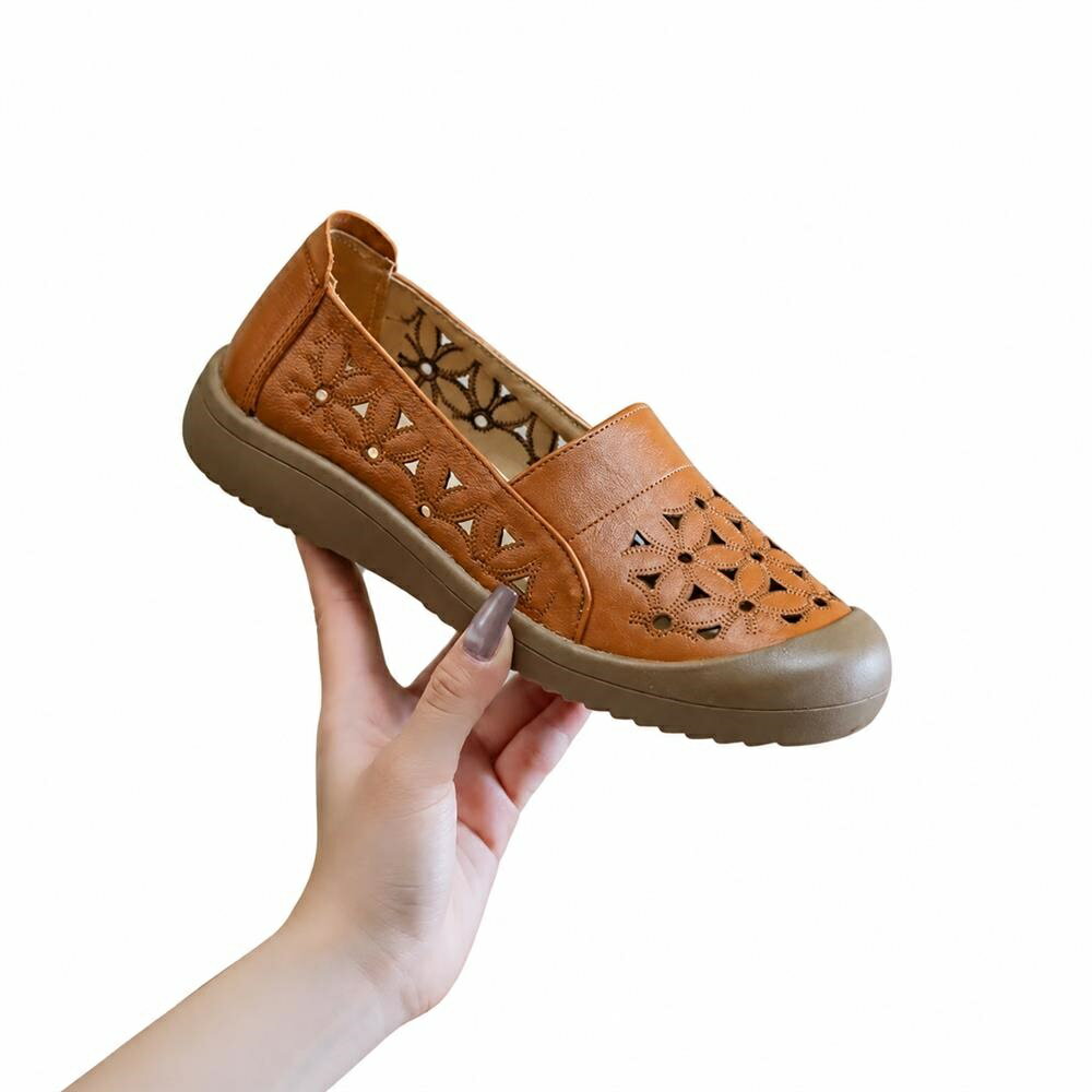 　　　 ◆◇◆売れている秘密◆◇◆ 【洗練されたパンチングデザイン】繊細なフラワーモチーフのカッティングを施した、大人可愛い「レディース モカシン」です。上質な「本革」を使用しており、しなやかで上品な質感が足元を華やかに演出します。通気性に優れた「パンプス ぺたんこ」設計なので、暑い季節でも蒸れにくく、見た目にも涼しげな印象を与えてくれる一足です。 【驚きの柔らかさと快適な履き心地】厳選された質の高いレザーを採用し、足に馴染みやすい「ローファー 柔らかい」素材感を実現しました。履き始めから足への負担を軽減し、屈曲性の高い「フラットシューズ」が足の動きに合わせてしなやかに曲がります。長時間歩いても疲れにくい設計で、「歩きやすい」靴をお探しの方に最適です。 【通気性抜群で一日中さらさら】全面にあしらわれた透かし彫り加工により、靴内部の熱を効率よく逃がす「スリッポン 蒸れない」仕様です。素足で履いても心地よく、清涼感をキープ。忙しい朝でもサッと履ける「脱ぎ履き楽々」なデザインで、デイリーの「カジュアルシューズ」として、お出かけや買い物など軽快なステップをサポートします。 【安定感のある防滑アウトソール】耐摩耗性に優れたゴム製の靴底を採用し、優れたグリップ力を発揮する「滑り止め」設計に仕上げました。フラットな底まわりは安定感があり、運転時にも最適な「ドライビングシューズ」としても重宝します。細部まで丁寧な縫製が施されており、型崩れしにくく、長くご愛用いただける「耐久性」を備えています。 【オンオフ問わず使える万能モデル】シンプルながらもおしゃれなデザインで、「通勤 通学」や立ち仕事、子育て中の「ママシューズ」としても最適です。ナチュラルなカラー展開で、どんなコーディネートにも合わせやすい「コンフォートシューズ」。自分へのご褒美はもちろん、大切な方へのプレゼントとしても喜ばれる、実用性と美しさを兼ね備えた一足です。 　　　◆◇◆注意事項◆◇◆ご覧のモニターの環境、撮影環境により実物と色味が異なって見える場合がございます。湿った状態で他のものと擦り合わせると色が移る恐れがあります。濃色品の洗濯時は、白色、淡色と分けて洗ってください。説明 【上質な本革レディースシューズ】肌馴染みの良い柔らかな本革を使用した、上品な大人のためのローファーです。落ち着いた質感と細やかなパンチングデザインが、足元から洗練された印象を演出します。本革ならではの耐久性とを兼ね備え、履き込むほどに足に馴染むため、長く愛用できる一足として毎日のコーディネートを格上げします。 【疲れにくいフラット底】足裏への衝撃を吸収する柔軟なアウトソールを採用したフラットシューズです。長時間歩いても疲れにくく、お出かけや買い物などの外出時も快適に過ごせます。程よい厚みのソールが歩行をサポートし、足への負担を軽減。屈曲性に優れているため足の動きにスムーズにフィットし、毎日履きたくなるような心地よい履き心地を実現しました。 【蒸れにくいパンチング加工】透かし彫りのような華やかなフラワーパンチングを施し、優れた通気性を確保した通気性抜群の靴です。夏場の暑い時期でも靴内部の熱を逃がし、サラッとした清涼感をキープします。見た目の軽やかさだけでなく、機能性も兼ね備えたデザインは、素足で履いても心地よく、快適な歩行をサポートする夏のレディースカジュアルの決定版です。 【脱ぎ履き楽々なスリッポン】忙しい朝や外出先でもサッと履けるローファータイプ。紐を結ぶ手間がなく、足入れがスムーズなので、玄関先でもたつく心配もありません。カジュアルからきれいめスタイルまで幅広く対応できるシンプルなシルエットで、ジーンズやスカートなど、お手持ちのボトムスとも相性抜群。毎日のデイリーユースから仕事履きまで多用途に活躍します。 【多シーンで活躍する万能靴】通勤、ウォーキング、旅行、ドライビングシューズとしてなど、幅広いシーンで活躍するお洒落カジュアルシューズです。シンプルで上品なデザインは、母の日のプレゼントや大切な方への贈り物としても大変喜ばれます。落ち着いたカラー展開で、幅広い年齢層の方にフィットし、新しい季節のお出かけを足元から軽やかに支えるパートナーに最適です。