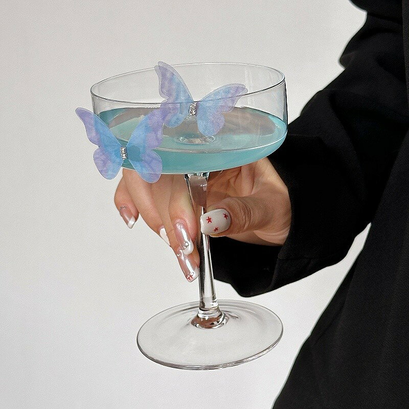 【蝶が舞う】カクテルグラス マティーニグラス 140ml クープグラス デザートカップ シャンパングラス ガラス食器 酒器 ステムグラス 脚付き 蝶々 バタフライ 3D 立体 飾り インスタ映え おしゃれ かわいい 韓国インテリア 北欧 おうちカフェ 女子会 パーティー 結婚式