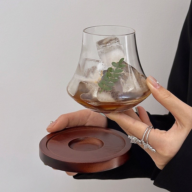 Nartoostonの【富士山デザイン】ウイスキーグラス ロックグラス おしゃれ 木製コースター付 310ml 焼酎グラス 酒器 タンブラー コップ ガラスカップ コーヒーグラス ティーカップ 耐熱ガラス風 モダン 北欧 レトロ 和モダン 富士 山 家飲み 晩酌 宅飲み 父の日 プレゼント ギフト｜アングル2