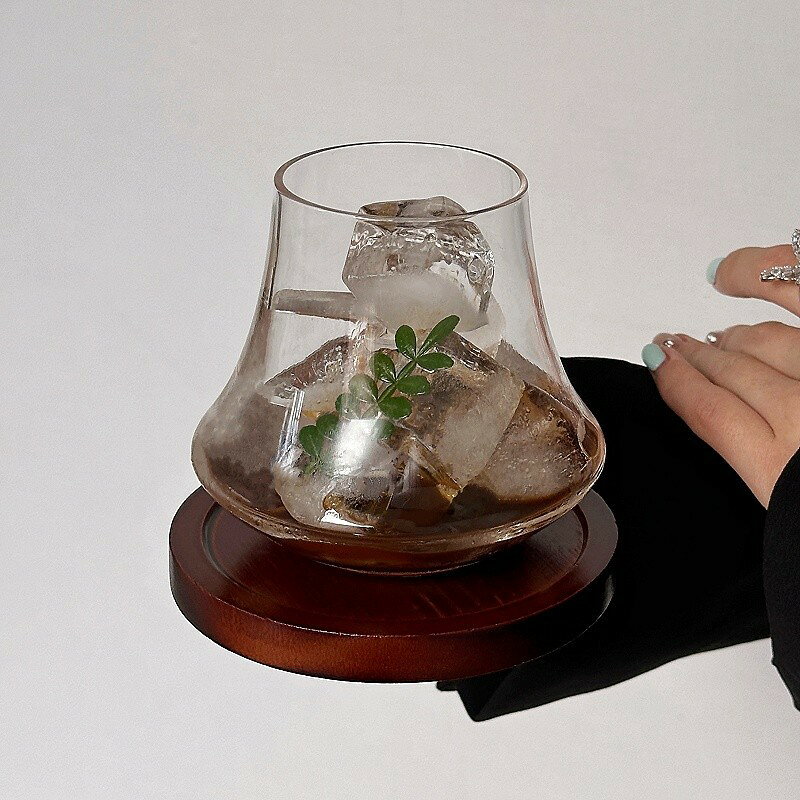 Nartoostonの【富士山デザイン】ウイスキーグラス ロックグラス おしゃれ 木製コースター付 310ml 焼酎グラス 酒器 タンブラー コップ ガラスカップ コーヒーグラス ティーカップ 耐熱ガラス風 モダン 北欧 レトロ 和モダン 富士 山 家飲み 晩酌 宅飲み 父の日 プレゼント ギフト｜アングル3