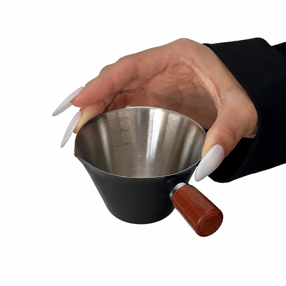 乐天商城 - 【100ml】ショットグラス エスプレッソ ステンレス 目盛り付き 計量カップ ミルクピッチャー 片口 木製ハンドル ウッドハンドル ウォールナット風 コーヒー 抽出 ツール メジャーカップ 100cc ミニ 持ち手付き クリーマー ソース入れ 耐熱 割れない おしゃれ カフェ