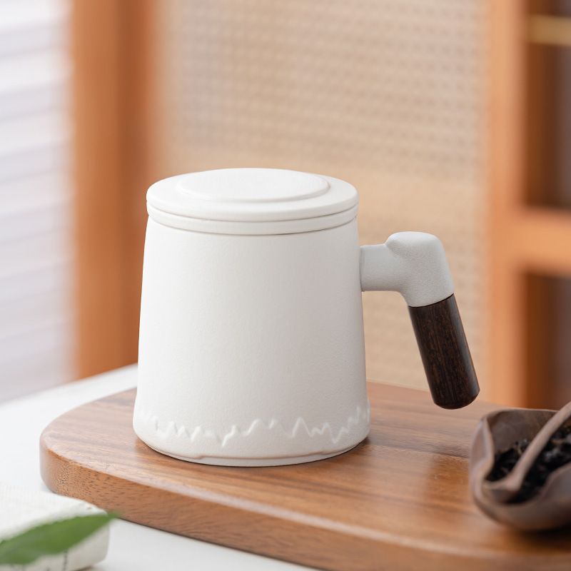 Rakuten - 【急須いらず】マグカップ 蓋付き 茶こし付き 陶器 コップ 茶水分離 ティーカップ ウッドハンドル 木製 持ち手 フィルター ストレーナー セラミック 湯呑み フタ付 おしゃれ 北欧 モダン 緑茶 紅茶 中国茶 ハーブティー オフィス デスク おうち時間 ギフト プレゼント