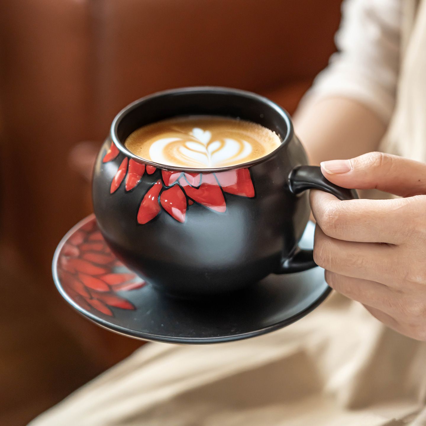 Rakuten - 【立体レリーフ】コーヒーカップ　ソーサー　セット　陶器　ティーカップ　マグカップ　コップ　カップ＆ソーサー　丸み　ぽってり　レトロ　モダン　アンティーク風　カフェ風　おうちカフェ　来客用　喫茶店　大容量　たっぷり　おしゃれ　ギフト　プレゼント　誕生日