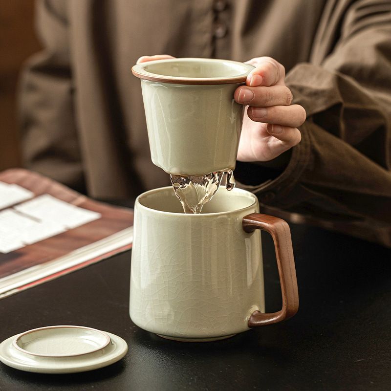 【急須いらず】茶こし付きマグカップ 蓋付き 陶器 汝窯風 氷裂 貫入 青磁風 コップ マグ 360ml フィルター付き 茶漉し 湯呑み ティーカップ 木柄 取っ手付き 蓋付 お茶 紅茶 緑茶 中国茶 オフィス 自宅用 和モダン レトロ おしゃれ ギフト プレゼント 贈り物