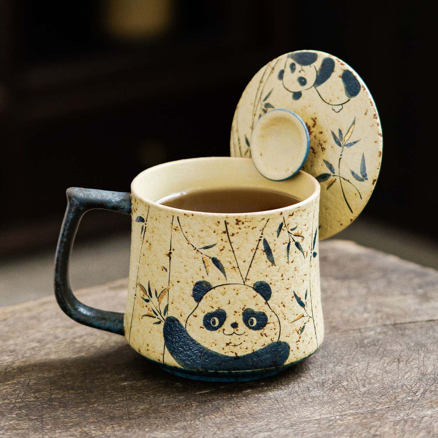 【手描き風パンダ】マグカップ 蓋付き 茶こし付き 陶器 おしゃれ コップ ティーカップ フタ付 茶漉し ストレーナー 急須いらず 湯呑み 310ml 動物 竹 和風 レトロ かわいい オフィス 自宅用 おうち時間 プレゼント ギフト 贈り物 お祝い 誕生日