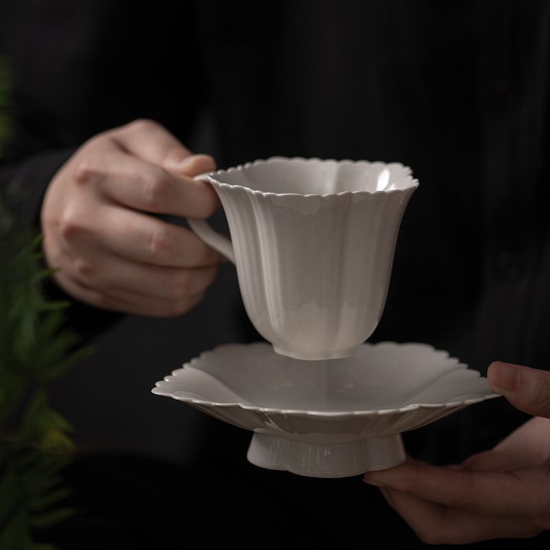Rakuten - 【アンティーク調】カップ＆ソーサー ティーカップ コーヒーカップ 皿 プレート 陶器 磁器 輪花 しのぎ 花びら 高台 足付き 洋食器 北欧風 カフェ風 カフェ 来客用 ギフト ティータイム 女子会 かわいい おしゃれ レトロ 白 ホワイト アイボリー