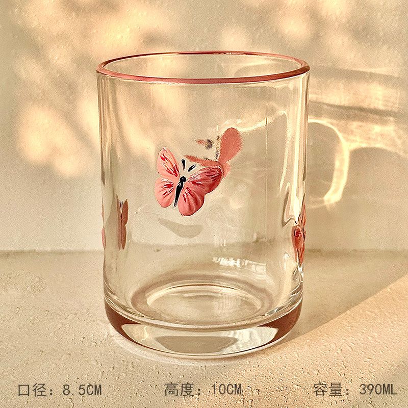 　　　 ◆◇◆売れている秘密◆◇◆ 【おしゃれなバタフライデザイン】透明感溢れるなガラスに、色鮮やかな蝶々が舞う姿を施したマグカップです。光を反射してキラキラと輝くバタフライグラスの美しさが、日常の何気ない瞬間に贅沢な癒やしとエレガントな雰囲気をもたらします。ティータイムをより華やかに彩る、デザイン性に優れたおしゃれグラスです。 【多彩な飲み物に対応】この多機能な耐熱コップは、ホットティーからアイスコーヒー、果実酒まで幅広くお使いいただけます。クリアなガラスカップなので、中の飲み物の色合いを楽しみながら視覚的にもリラックスした時間を過ごせます。季節を問わず活躍する実用的な透明コップとして、毎日の食卓に欠かせない存在になります。 【持ちやすいハンドル設計】手にしっくりと馴染む形状の取っ手付きコップは、安定感があり、熱い飲み物も快適に楽しむことができます。軽量で使い勝手の良いコーヒーカップとして、自宅での読書タイムやオフィスでの休憩時間に最適です。心ときめく蝶々のデザインに囲まれて、忙しい日常を忘れるような特別なひとときを演出します。 【お手入れ簡単で清潔】滑らかな表面仕上げを施したクリアコップは、汚れが付きにくく、使用後のお手入れも非常に簡単で衛生的です。耐久性に優れた素材を使用しているため、長くご愛用いただけるなティーカップです。細部まで丁寧に仕上げられたこのドリンクウェアは、見た目の美しさだけでなく日常の使いやすさも追求しています。 【大切な方への贈り物に】のある見た目と可愛らしいデザインを兼ね備えたバタフライカップは、友人への誕生日プレゼントや母の日のギフト、バレンタインの贈り物に最適です。自分へのご褒美はもちろん、大切な方へ感謝の気持ちを伝えるギフト用コップとしても、センスの良さが光る間違いなく喜ばれる至高の一品です。 　　　◆◇◆注意事項◆◇◆ご覧のモニターの環境、撮影環境により実物と色味が異なって見える場合がございます。湿った状態で他のものと擦り合わせると色が移る恐れがあります。濃色品の洗濯時は、白色、淡色と分けて洗ってください。説明 【優雅なデザイン】鮮やかな蝶々柄 グラスが食卓を彩ります。このおしゃれなコップは、透明度の高いガラスを使用しており、光が差し込むたびに美しい影を落とします。デザイングラスとして飾っておくだけでもインテリアに馴染み、日常の何気ないティータイムを特別な時間へと変えてくれる洗練された一品です。 【多用途な楽しみ方】果実酒 グラスとしてはもちろん、ジュースや冷茶、お好みの飲料など、あらゆる飲み物に対応します。このワインカップは持ちやすいハンドル付きで、安定感があり使い心地も抜群です。クリアな表面が飲み物の色を美しく引き立て、視覚からも味わいを楽しむことができる、毎日に欠かせないガラスカップです。 【心地よいリラックス】手にしっくりと馴染む持ち手付きコップで、至福のリラックスタイムをお過ごしください。軽やかなティーカップ ガラスは、朝のコーヒーから夜の晩酌まで、女性の手にぴったりなサイズ感で設計されています。優雅な蝶のデザインを眺めながら、心穏やかなひとときを演出する、日々の暮らしに寄り添うアイテムです。 【こだわりの品質】滑らかな手触りと優れた耐久性を兼ね備えたコップです。透明グラスの表面は汚れが落ちやすく、お手入れも簡単なので、普段使い グラスとして毎日清潔に安心してお使いいただけます。細部まで丁寧に仕上げられたフォルムは、がありながらも実用性に優れ、長く愛用できる確かなクオリティを実現しました。 【大切な方への贈り物】誕生日ギフトやバレンタイン、お世話になった友人へのプレゼント グラスとして最適です。洗練されたデザインのレディースコップは、お洒落に敏感な女性へのサプライズにぴったり。大切な記念日や自分へのご褒美、感謝の気持ちを伝えるギフトとして選べば、贈られた方の心に残る特別な逸品となるでしょう。