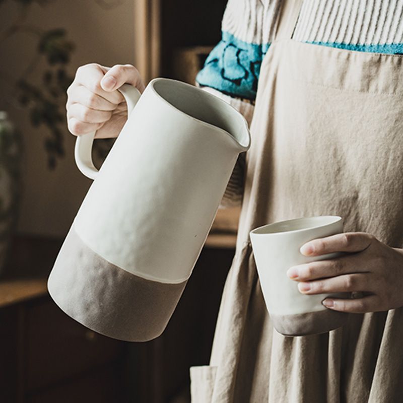 　　　 ◆◇◆売れている秘密◆◇◆ 【洗練された和のデザイン】温かみのある陶器製の質感が魅力の和風茶器です。バイカラーの落ち着いた色合いが、食卓をモダンでレトロな雰囲気に演出します。セラミックならではの優しい手触りが、日々のティータイムに安らぎを与え、置くだけでおしゃれな空間を彩る上質なセラミックポットとして活躍します。 【使い勝手の良い大容量設計】たっぷり入る大容量水出しポットとして、ご家族での食事や来客時のティーポットに最適です。この急須は注ぎ口が広く設計されており、お茶やコーヒー、お水をスムーズに注ぐことができます。実用性と美しさを兼ね備え、忙しい朝からゆったりした夜まで幅広くお使いいただける逸品です。 【心地よい使用感と多用途性】人間工学に基づいた持ちやすいハンドルで、重さを感じにくく安定感があります。セットの湯呑み（湯飲み）は手にしっくりと馴染む形状で、コップとしてだけでなくデザートカップとしても重宝します。日常のあらゆるシーンに馴染む心地よい使い心地で、日々の水分補給を楽しく彩ります。 【優れた耐久性と簡単お手入れ】な素材を使用した茶器セットは、傷がつきにくく頑丈で、長くご愛用いただけます。内面まで滑らかに仕上げられており、茶渋などの汚れが落ちやすくお手入れ簡単です。日常使いはもちろん、大切なお客様を丁寧におもてなしする際の特別な来客用セットとしても非常に重宝します。 【贈り物やインテリアのアクセントに】洗練されたデザインは、お祝いや誕生日などの贈り物に大変喜ばれます。お茶を楽しむだけでなく、おしゃれなインテリア雑貨やフラワーベース（花瓶）としても活用可能です。和室にも洋室にも調和する佇まいで、大切な方へのギフトや自分へのご褒美にぴったりのアイテムです。 　　　◆◇◆注意事項◆◇◆ご覧のモニターの環境、撮影環境により実物と色味が異なって見える場合がございます。湿った状態で他のものと擦り合わせると色が移る恐れがあります。濃色品の洗濯時は、白色、淡色と分けて洗ってください。説明 【温かみのある北欧風デザイン】素朴な陶器ピッチャーは、手になじむマットな質感と美しいバイカラーが魅力です。和モダンな空間を演出する和風茶器セットとして、テーブルにあるだけで食卓が華やかになります。おしゃれなインテリア置物や、お花を飾る北欧風フラワーベースとしても活躍する万能な一品です。 【大容量で多用途な実用性】この大容量ティーポットは、お茶だけでなく、毎日のミネラルウォーターやジュース、コーヒーのサービングにも最適です。注ぎ口は液だれしにくい設計になっており、テーブルを汚さずにスムーズに注げます。使い勝手の良いおしゃれ水差しとして、日常の水分補給を快適にサポートします。 【心地よい持ちやすさと使用感】人間工学に基づいた持ちやすいハンドル設計により、満水時でも片手で楽に注げるセラミックティーポットです。セットの湯呑みセットは手にしっくりと馴染む形状で、温かいお茶の時間をより豊かにしてくれます。大切なご友人やご家族を自宅に迎えるおもてなしの席にもぴったりです。 【上質なセラミックと簡単お手入れ】厳選されたな粘土を使用したセラミックピッチャーは、耐久性に優れ、長く愛用いただけます。広口設計を採用しているため、中まで手を入れてスポンジでしっかりと洗うことができ、衛生的です。毎日の洗浄が簡単で、いつでも清潔な状態で美味しいお茶をお楽しみいただけます。 【ギフトや新生活に最適なセット】上品な佇まいの和風茶器セットは、新築祝い、結婚祝い、母の日や父の日のプレゼントなど、大切な方への特別な贈り物に最適です。毎日の生活に寄り添う大容量水壺とカップの組み合わせは、お茶好きの方へのギフトとしてはもちろん、ご自宅用の上質な普段使いアイテムとしてもお薦めです。