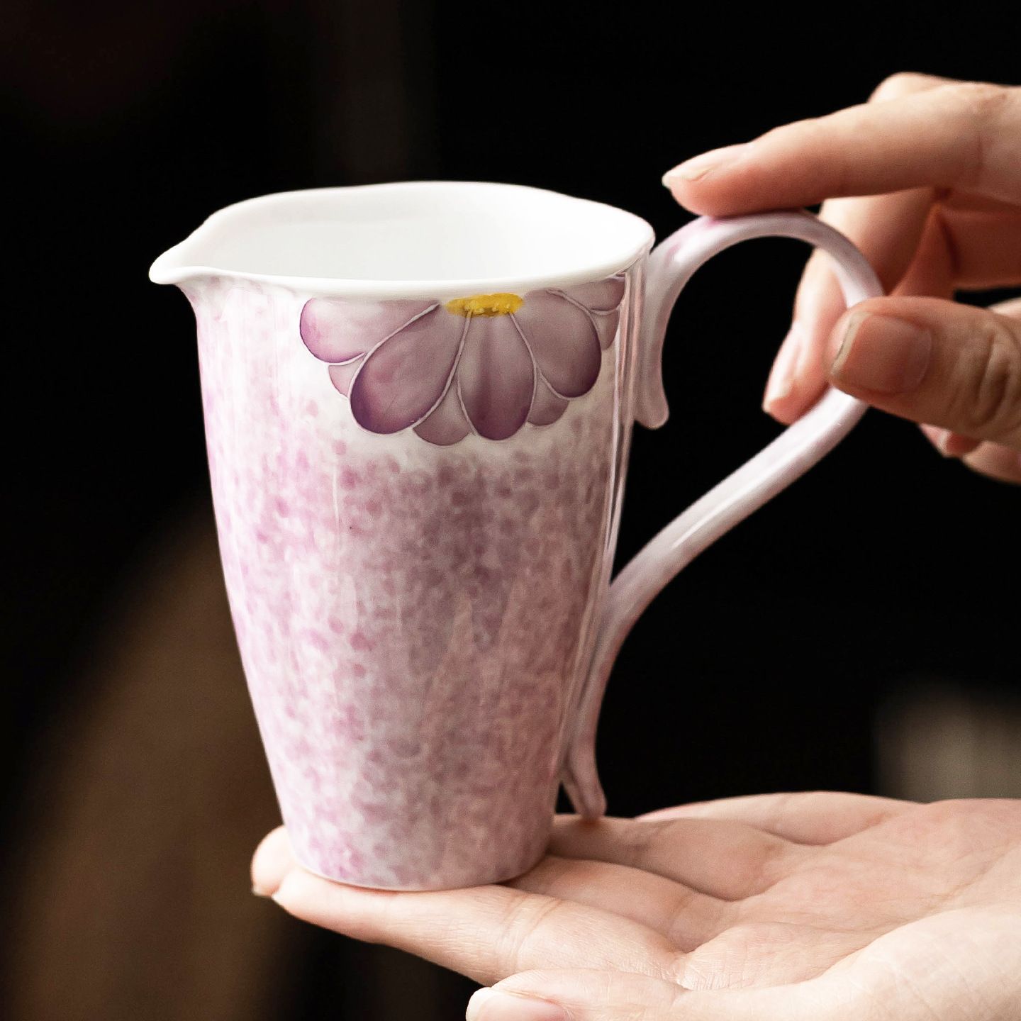 【手描き花柄】茶海 片口 公道杯 ピッチャー ミルクピッチャー 中国茶器 台湾茶器 茶道具 水差し フェアカップ 陶磁器 磁器 取っ手付き 持ち手 注ぎ口 液だれしにくい 花柄 ピンク 紫 パープル 和モダン レトロ アジアン お茶会 来客用 カフェ ティータイム ギフト