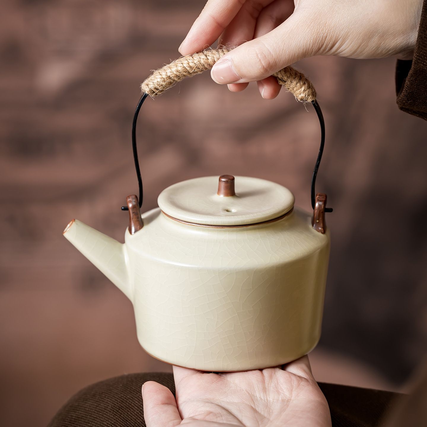 乐天商城 - 【温かみのある陶器】急須 土瓶 陶器 つる付き 持ち手 麻縄 汝窯風 貫入 ティーポット 茶器 茶道具 陶磁器 セラミック おしゃれ 小さめ ミニ 1人用 中国茶 煎茶 烏龍茶 緑茶 お茶 ティータイム おうちカフェ レトロ 和風 モダン シンプル ギフト