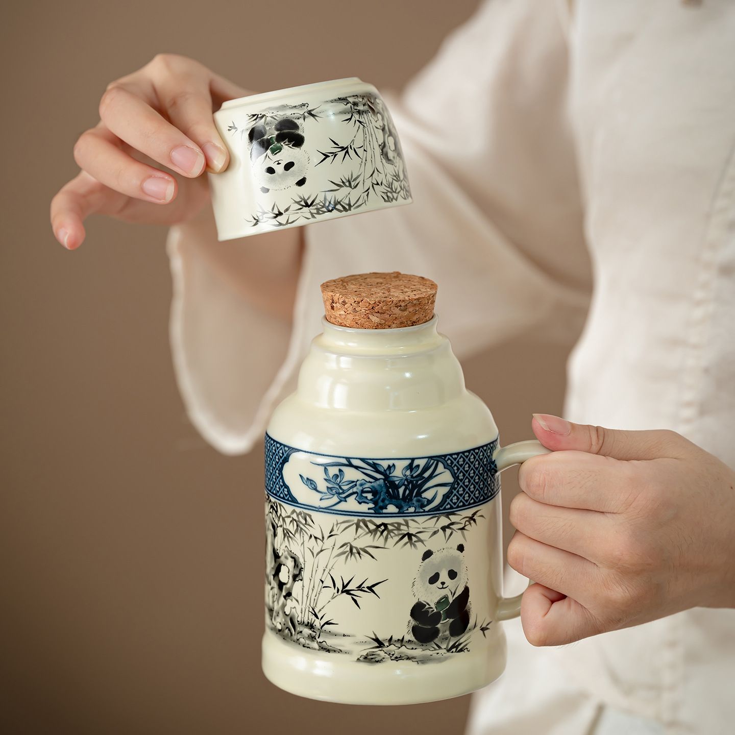 【パンダ茶器】茶器セット 急須 蓋付き マグカップ コップ付き 陶器 ティーポット 中国茶器 湯呑み お茶 ポータブル 持ち運び コルク 一体型 スタッキング コンパクト 水墨画風 竹 笹 アジアン 中華風 かわいい おしゃれ オフィス 自宅 旅行 アウトドア 食器 ギフト