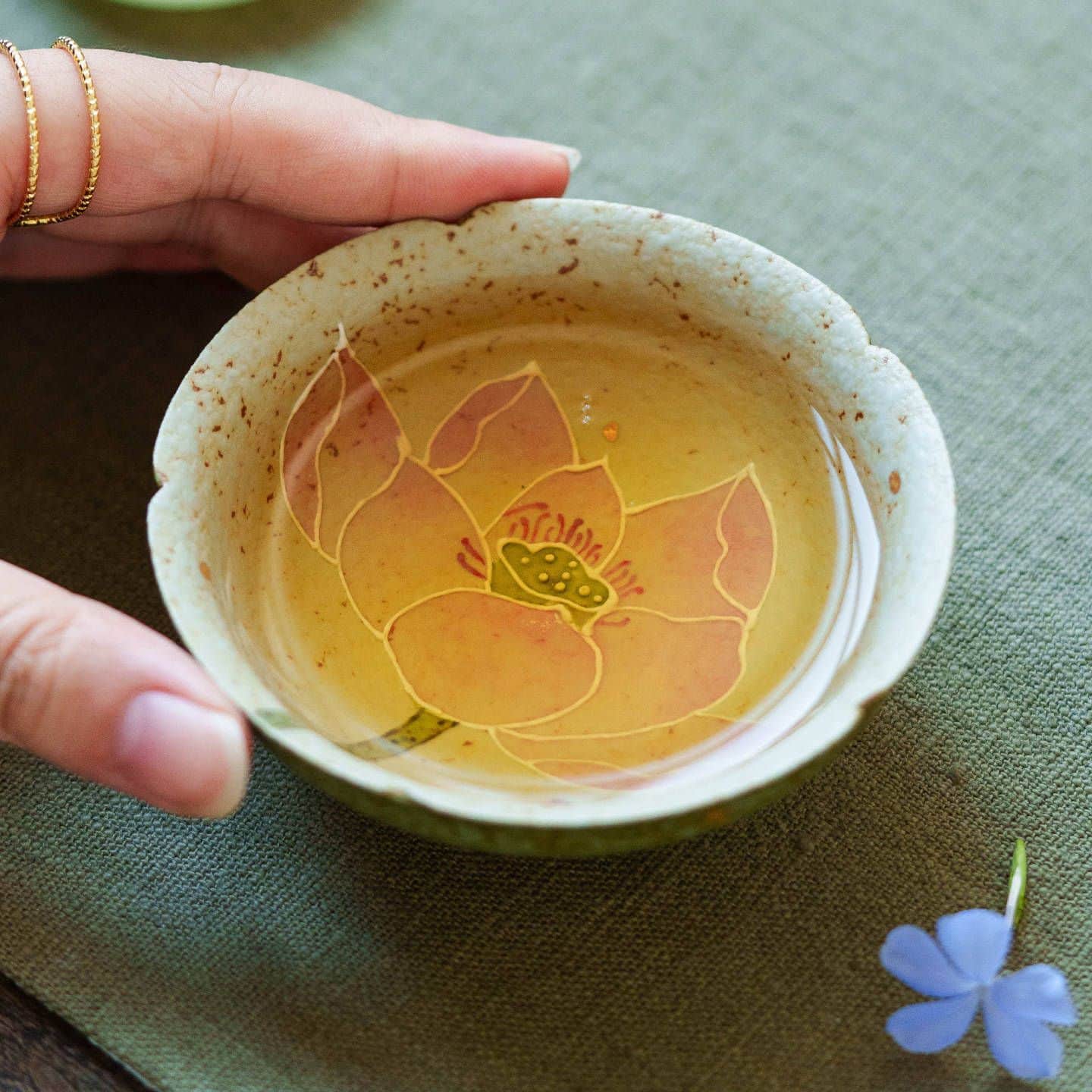 湯呑み 陶器 蓮の花 輪花 笠型 茶碗 工夫茶器 煎茶碗 ぐい呑み おしゃれ 手作り風 味わい深い 和食器 来客用 マイカップ ギフト