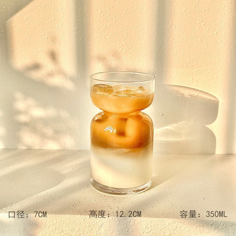 乐天商城 - 【おうちカフェ】グラス おしゃれ 砂時計型 コップ ガラスコップ レトロ タンブラー 350ml 耐熱ガラス デザートカップ アイスコーヒー カフェラテ ビールグラス くびれ 北欧 韓国 雑貨 食器 温冷両用 かわいい プレゼント 来客用 ギフト 新生活