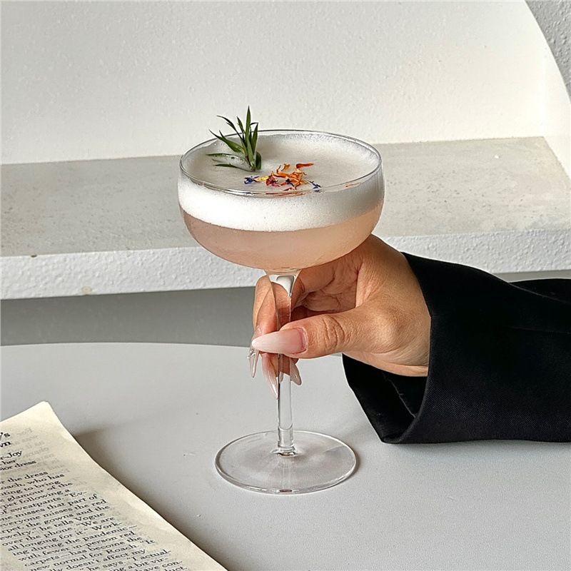 【レトロ可愛い】カクテルグラス シャンパングラス クープグラス 脚付き マティーニグラス デザートカップ ガラスコップ 硝子 食器 180ml クリア 透明 おうちカフェ ホームパーティー 家飲み 宅飲み 女子会 映え 北欧 韓国風 アンティーク ギフト