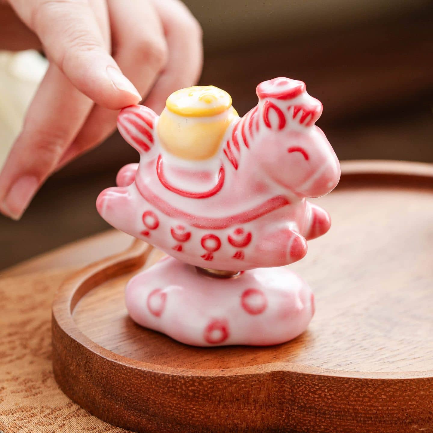 Rakuten - 【開運招福】置物　陶器　おしゃれ　オブジェ　北欧　ミニ　玄関　飾り　風水　縁起物　金運　グッズ　馬　うま　回転　回る　木馬　デスク　卓上　癒し　インテリア　雑貨　かわいい　コンパクト　セラミック　ギフト　プレゼント　贈り物　新築祝い　開店祝い　女性