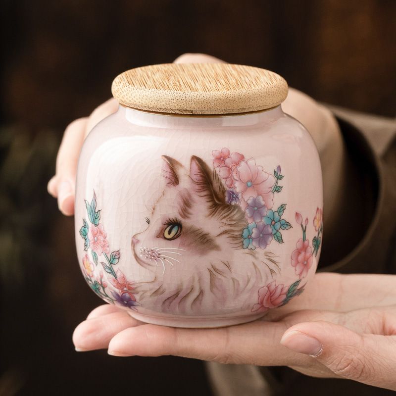 樂天商城 - 【暮らしを彩る猫柄】茶筒 陶器 キャニスター 茶缶 茶葉入れ 保存容器 密閉容器 コーヒー缶 珈琲 乾物 防湿 木製フタ 貫入 汝窯風 ピンク 花柄 ねこ ネコ 猫 キャット ミニ コンパクト 小型 キッチン 小物入れ おしゃれ かわいい レトロ 和風 ギフト プレゼント 猫好き