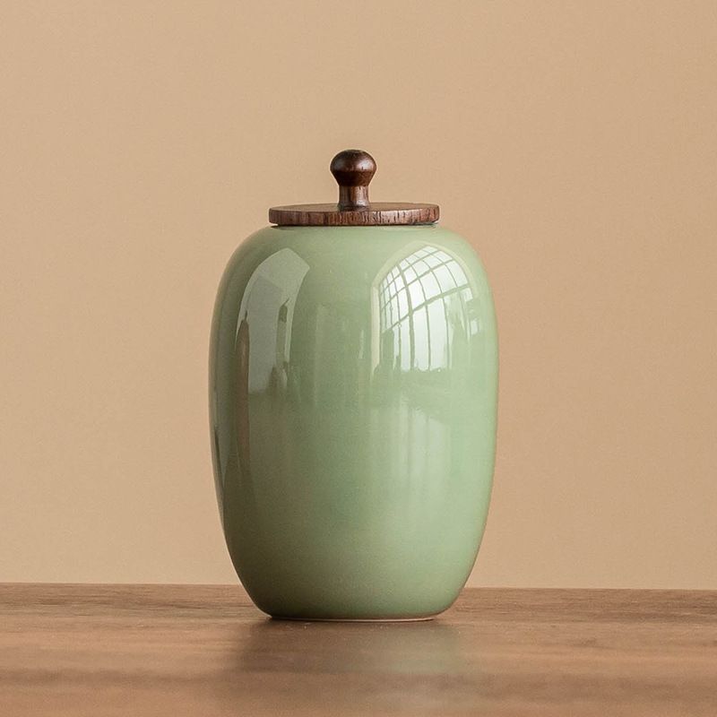 　　　 ◆◇◆売れている秘密◆◇◆ 【上品なセラミック茶筒】美しい淡いグリーンの陶器と、温かみのある黒檀製天然木蓋を組み合わせた和モダン茶缶です。シンプルなデザインは和室にも洋風のキッチンにも優しく調和します。滑らかな手触りと美しい光沢感を持つこの陶磁器製保存容器が、毎日のティータイムをより豊かで贅沢な時間へと演出します。 【優れた密封キャニスター】密閉性の高い内蓋設計を採用した防湿保存容器です。デリケートな茶葉を湿気や光、異臭からしっかりと守り、淹れたての豊かな風味と香りを長く保ちます。高級緑茶やハーブティー、紅茶の葉など、大切な茶葉保存に最適で、最後まで美味しさを損なわずに楽しむことができる信頼の密封キャニスターです。 【携帯用コンパクト茶缶】片手で収まるサイズ感の携帯用茶筒です。軽量でかさばらないため、ご自宅での普段使いはもちろん、オフィスへの持ち運びや旅行、アウトドアでの野点用にも最適です。お気に入りの茶葉をいつでもどこへでも手軽に持ち運ぶことができ、外出先でも本格的なお茶の香りに癒されるリラックスタイムを過ごせます。 【長持ちする茶器】職人のこだわりが詰まった頑丈なセラミック茶筒は、耐久性に優れており、傷がつきにくく長くご愛用いただけます。内部はにおい移りがしにくい仕様で、異なる種類の茶葉への入れ替えも簡単です。丸洗い可能で汚れも落としやすく、いつでも清潔で衛生的な状態を保つことができる実用的な陶器保存容器です。 【贈り物に選ばれるおしゃれ茶缶】洗練された佇まいがお部屋に彩りを添えるおしゃれな茶筒です。茶葉の保存だけでなく、コーヒー豆や調味料、小物入れとしても多用途に活躍します。お茶好きの方へのプレゼントにはもちろん、新築祝いや母の日、父の日のギフトとしても大変喜ばれる、実用性と美しさを兼ね備えた逸品です。 　　　◆◇◆注意事項◆◇◆ご覧のモニターの環境、撮影環境により実物と色味が異なって見える場合がございます。湿った状態で他のものと擦り合わせると色が移る恐れがあります。濃色品の洗濯時は、白色、淡色と分けて洗ってください。説明 【洗練された和モダンデザイン】温かみのある陶器製茶筒の質感と、美しい天然木のフタが調和したおしゃれな保存容器です。滑らかな手触りのセラミック素材と深みのある色合いが、置くだけでテーブルやキッチンを上品に彩ります。シンプルで飽きのこない美しいフォルムは、日常に和の趣と癒しの空間をもたらします。 【優れた気密性で美味しさキープ】内側にはしっかり密閉できるシール設計を採用した気密性の高い茶缶です。湿気や酸化から大切な茶葉の保存を守り、淹れたての豊かな香りと風味を長く保ちます。日本の四季による湿度変化にも強く、いつでも美味しいお茶を淹れるための防湿保存容器として大活躍します。 【手に馴染む心地よさと使いやすさ】丸みを帯びた形状が手のひらに優しくフィットし、片手でも扱いやすいミニ茶筒です。開閉もスムーズで、毎日の穏やかなお茶の時間をお洒落に演出します。軽量で持ち運びにも便利なポータブル茶缶として、自宅だけでなくオフィスや旅行、アウトドアでのご使用にも最適です。 【上質な素材と丁寧な仕上がり】厳選されたセラミック製キャニスターは、傷や汚れに強く耐久性のある茶筒です。匂い移りもしにくいため、煎茶、ほうじ茶、コーヒー豆やハーブティーなど様々な用途にお使いいただけます。水洗いも可能でお手入れ簡単なので、常に清潔で衛生的な状態を保ち続けられます。 【大切な方へのギフトやインテリアに】美しい風合いの陶器製茶器ギフトは、新築祝いや母の日、お茶好きの方への特別な贈り物にぴったりです。実用的な多機能保存缶としてだけでなく、置くだけでお部屋のセンスを高める卓上インテリアとしても映えます。毎日の生活にそっと寄り添う上質なアイテムです。