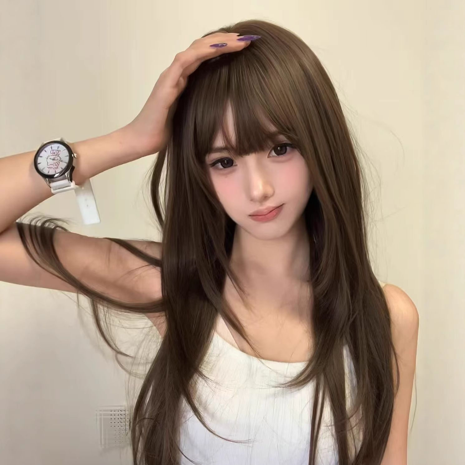 　　　 ◆◇◆売れている秘密◆◇◆ 【自然な見た目のレディースウィッグ】落ち着いたクールブラウンの色味と、軽やかな高レイヤーデザインが魅力のロングストレートウィッグです。地毛のような自然なツヤ感があり、着用するだけで洗練された大人の雰囲気を演出します。どんな服装にも合わせやすく、デイリー使いにぴったりのファッションアイテムです。 【小顔効果のあるエアーバング】計算されたカットのエアーバングが、額を優しくカバーし小顔効果を最大限に引き出します。重たすぎない絶妙なボリューム感で、顔周りをすっきりと見せ、女性らしい柔らかな印象を与えます。自分に似合うスタイルを簡単に探している方におすすめのフルウィッグです。 【快適なつけ心地の全頭ウィッグ】長時間の着用でも蒸れにくい通気性の良いネット素材を採用した全頭ウィッグです。サイズ調整可能なアジャスター付きなので、自分の頭のサイズに合わせてしっかりとフィットさせることができます。締め付け感が少なく、ストレスフリーな装着感を実現しました。 【お手入れ簡単なファイバー】熱に強いな耐熱ファイバーを使用しているため、アイロンで巻き直したり、ストレートアイロンで整えたりと、好みのスタイリングが楽しめます。毎日の忙しい朝でもサッと被るだけでスタイルが完成するので、ヘアセットの時間短縮にもなり、忙しい女性の強い味方です。 【日常使いからイメチェンまで】普段のヘアスタイルに飽きた方や、短時間で劇的なイメチェンを楽しみたい方に最適なレディースウィッグです。デートや女子会、オフィスなど幅広いシーンで活躍します。自分用にはもちろん、新しいスタイルに挑戦したい大切な方へのプレゼントとしても喜ばれる一品です。 　　　◆◇◆注意事項◆◇◆ご覧のモニターの環境、撮影環境により実物と色味が異なって見える場合がございます。湿った状態で他のものと擦り合わせると色が移る恐れがあります。濃色品の洗濯時は、白色、淡色と分けて洗ってください。説明 【自然な質感のロングウィッグ】地毛のようなナチュラルなツヤ感と、上品で落ち着いたアッシュブラウンカラーが魅力です。さらさらとした滑らかな指通りで、顔周りを華やかに見せる高レイヤーカットが、どのような服装にも合わせやすい美しいシルエットを叶えます。 【小顔見せが叶うエアリーバング】おでこが透ける絶妙な厚みにこだわったシースルーバングを採用しました。顔の印象を明るく見せ、気になるフェイスラインを自然にカバーする計算されたカットデザインにより、憧れの小顔効果を簡単に手に入れることができます。 【快適な装着感のフルウィッグ】通気性に優れたベース素材を使用しているため、暑い日や長時間の着用でも蒸れにくく快適に過ごせます。忙しい朝でも被るだけで、サロンでセットしたようなこなれ感のあるスタイルに素早く仕上げることが可能です。 【お手入れ簡単な耐熱フルウィッグ】な耐熱ファイバー素材を採用しており、ドライヤーやヘアアイロンでのアレンジも可能です。絡まりにくく、毎日のブラッシングで美しいロングストレートの状態を長くキープできるため、初めてウィッグを使う方でも安心です。 【イメチェンに最適なロングヘア】落ち着いた色味とシルエットなので、普段使いはもちろん、デートや女子会などの特別な日にもぴったりです。さりげなく雰囲気を変えたい方や、地毛を傷めずに理想のロングスタイルを楽しみたい方に、ギフトとしても喜ばれるアイテムです。