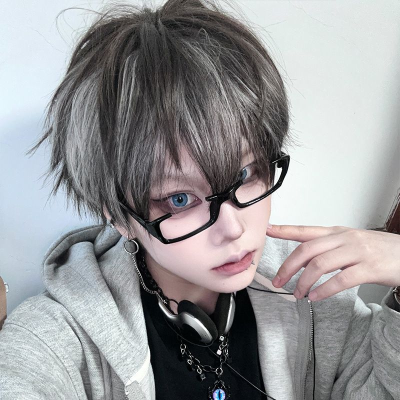 Rakuten - 【小顔効果】ウィッグ メンズ ショート フルウィッグ ウルフ かつら 男性 自然 レイヤー 束感 アッシュ グレー シルバー 男装 女装 ジェンダーレス 耐熱 ネット付き 普段使い コスプレ ハロウィン 仮装 つむじ 無造作 ヘアアレンジ アイロン OK 180度 耐熱ファイバー
