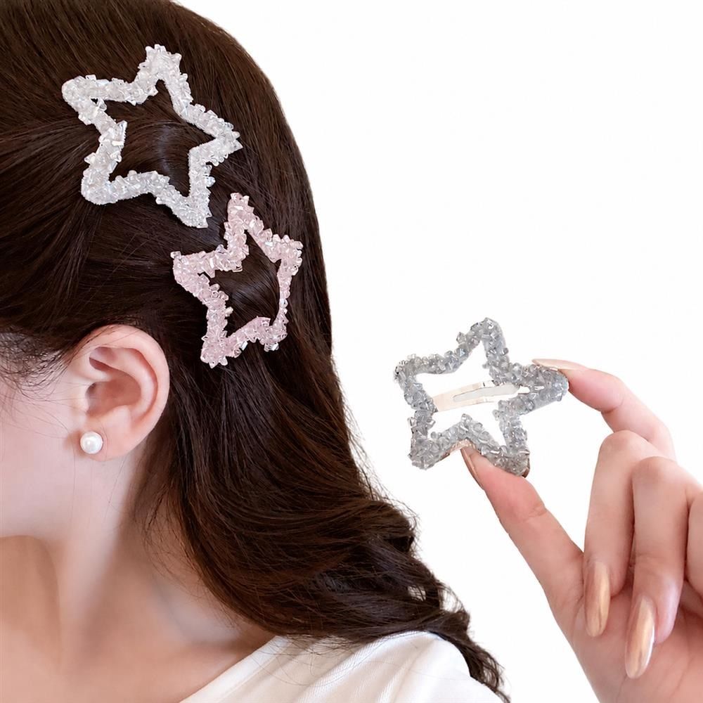 　　　 ◆◇◆売れている秘密◆◇◆ 【華やかな星型デザイン】このキラキラ輝く星型ヘアクリップは、光を反射するクリスタル風の加工を施しており、横顔をパッと明るく彩ります。繊細な抜き型デザインのクリスタル風ヘアピンは、派手すぎず上品な印象を与え、どんな髪色にも美しく映えるビジュー髪留めとして、あなたの魅力を最大限に引き出します。 【崩れにくい強力ホールド】しっかりと髪を固定する前髪クリップとして、忙しい朝のスタイリング時間を劇的に短縮します。跡がつきにくいサイドクリップは、食事中や仕事中のヘア留めとしても非常に便利です。滑り落ちにくい設計により、細い髪からボリュームのある髪まで一日中しっかりキープする実用的なアイテムです。 【ストレスフリーな着け心地】軽量素材を採用したレディースヘアアクセサリーなので、長時間着用しても頭が重くならず、快適な使用感を実現しました。滑らかな表面仕上げの髪飾りは、着脱時に髪を引っかける心配がなく、大切な髪を傷めません。日常使いから特別なイベントまで、このヘアピン一つで簡単にお洒落を楽しめます。 【なディテールと耐久性】細部まで丁寧に作り込まれた髪留めは、光沢が長持ちし、変色しにくい優れた耐久性を備えています。シンプルながらのあるお洒落なヘアクリップは、大人の女性の可愛らしさを引き立てる洗練された逸品です。手軽に上品さを演出できるアクセサリーとして、季節を問わず長くご愛用いただけます。 【大切な方へのプレゼントに】自分へのご褒美はもちろん、大切な友人や家族へのプチギフトとしても喜ばれる可愛いヘアピンです。女子会やデート、オフィスでのヘアアレンジ用品として幅広く活躍します。いつものヘアスタイルにこの可愛いヘアピンを添えるだけで、トレンド感あふれる垢抜けたスタイルが瞬時に完成します。 　　　◆◇◆注意事項◆◇◆ご覧のモニターの環境、撮影環境により実物と色味が異なって見える場合がございます。湿った状態で他のものと擦り合わせると色が移る恐れがあります。濃色品の洗濯時は、白色、淡色と分けて洗ってください。説明 【大人可愛い星型デザイン】繊細な輝きを放つ「星型ヘアピン」は、光を反射して煌めくクリスタル風の表面加工が魅力です。透け感のある中抜きデザインが軽やかで、この「キラキラ ヘアクリップ」が髪に程よいアクセントを添えます。上品な「おしゃれ 髪留め」として、いつもの装いを一気に華やかに演出してくれます。 【崩れにくい安心のホールド力】「前髪クリップ」としてだけでなく、サイドの髪を留める「サイドピン」としても優秀な一品です。しっかりとした留め具を採用しており、動いてもズレにくい設計がポイント。この「ヘアアクセサリー 星」は、忙しい朝でもサッと留めるだけでスタイルが完成し、一日中可愛い自分をキープできます。 【幅広いシーンで活躍する汎用性】シンプルながら存在感のある「髪飾り レディース」は、カジュアルからフェミニンな服装まで幅広くマッチします。操作が簡単な「パッチン留め」感覚で使用でき、オフィスや学校、デートなど多様な場面で大活躍。「デイリー ヘアピン」として持ち歩けば、外出先でのヘア直しも手軽でスマートです。 【ストレスフリーな軽い着け心地】軽量設計の「ヘアクリップ セット」は、長時間着用しても頭が重く感じにくく、快適な使用感が続きます。角の丸い丁寧な仕上げで、大切な髪を傷めにくいのも魅力。「 ヘアアクセ」のようなトレンド感溢れるこの「軽い 髪留め」は、質感にこだわった大人の女性にもぴったりのアイテムです。 【ギフトや自分へのご褒美に】大切な友人やご家族への「プレゼント 髪留め」としても大変喜ばれる、乙女心をくくすぐるデザインです。カラーバリエーションも豊富で、この「可愛い ヘアピン」を贈れば特別な日の思い出に花を添えます。「女子力アップ 雑貨」として、ちょっとしたお礼や季節のギフトに選ぶのもおすすめです。
