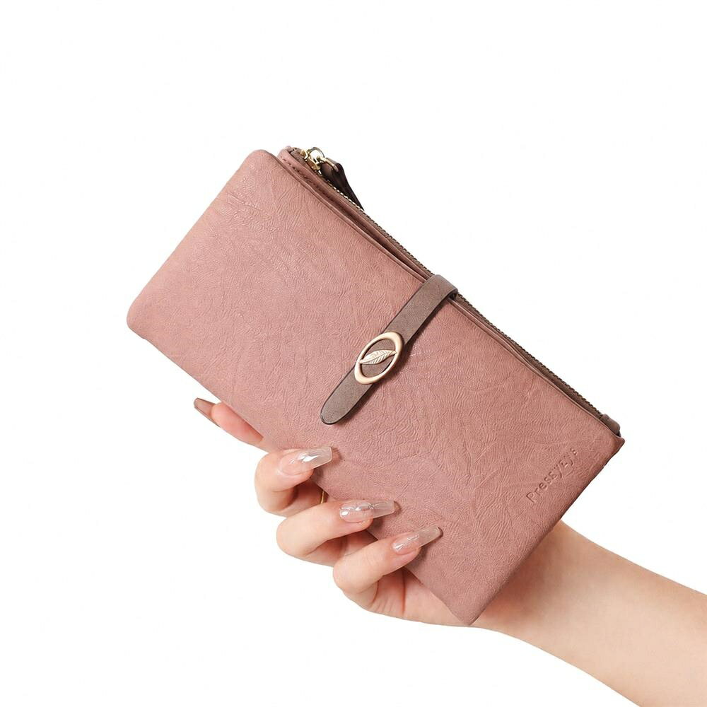 　　　 ◆◇◆売れている秘密◆◇◆ 【上品なボタニカル型押しデザイン】洗練されたボタニカル柄の型押しが施されたレディース財布は、大人の女性の気品を演出します。落ち着いたブラックの生地にブラウンのベルトがアクセントとなり、手元を華やかに彩ります。この長財布は、日常のスタイルにさりげないおしゃれさをプラスし、どんなファッションにも馴染む美しい仕上がりです。 【驚きの収納力と多機能性】大容量 財布として設計されており、複数のカード入れや広々としたお札入れを完備しています。ファスナー式の小銭入れは開閉がスムーズで、中身が飛び出す心配もありません。スマートフォンも収納可能なサイズ感で、この多機能財布一つでお出かけができるほどの利便性を誇り、バッグの中もすっきりと整理整頓できます。 【快適な使用感と持ち運びのしやすさ】手に吸い付くような優しい質感が特徴の手持ちバッグのような感覚でご使用いただけます。クラッチバッグとしても活用できるスリムなフォルムは、ランチタイムやちょっとした外出時に最適です。軽量設計のため、長時間このロングウォレットを携帯しても疲れにくく、忙しい毎日をサポートする頼もしいパートナーとなります。 【細部までこだわったな仕上がり】耐久性に優れたな素材を採用したウォレットは、型崩れしにくく長くご愛用いただけます。滑りの良いなファスナーや、しっかりとした留め具のベルトデザインが、中身をしっかりと保護します。細部まで丁寧に縫製されたこのウォレットは、漂う仕上がりで、使うたびに愛着が湧くような心地よい質感を実現しました。 【ギフトにも最適な万能アイテム】幅広い世代の方に愛用いただけるデザインの財布は、大切な方へのプレゼントや贈り物としても大変喜ばれます。母の日や誕生日、記念日のギフトとして、20代 30代 40代の女性にぴったりの上品な雰囲気を持っています。実用性とファッション性を兼ね備えたこのアイテムは、特別な日の装いから普段使いまで、あらゆるシーンで活躍します。 　　　◆◇◆注意事項◆◇◆ご覧のモニターの環境、撮影環境により実物と色味が異なって見える場合がございます。湿った状態で他のものと擦り合わせると色が移る恐れがあります。濃色品の洗濯時は、白色、淡色と分けて洗ってください。説明 【洗練されたリーフ型押しデザイン】繊細なリーフのエンボス加工が施されたこの長財布 レディースは、持つだけで手元を華やかに彩ります。落ち着いた色合いの素材と上品なゴールドのバックルが融合し、大人の女性にふさわしいエレガントな雰囲気を演出。手触りも滑らかで、毎日の持ち歩きが楽しくなる型押し 財布です。 【驚きの収納力と整理しやすさ】見た目以上の収納力を誇る大容量 長財布です。複数のカードポケットやお札入れを完備しているため、ついつい増えてしまうカード類もスッキリ整理整頓できます。スマートフォンも収納可能な多機能 財布として、バッグの中身を最小限にまとめたい時や、身軽に外出したい日にも最適です。 【スムーズな出し入れで快適な使い心地】使いやすさにこだわったファスナー付き 長財布は、中身がパッと見やすくお会計時も非常にスムーズです。しっかり留まるベルト付きのデザインにより、カバンの中でも中身が飛び出す心配がありません。小銭入れも大きく開き、日常のちょっとした瞬間を快適にする使いやすい 財布です。 【細部までこだわったな仕上がり】厳選された耐久性に優れた素材を使用し、丁寧なステッチで仕上げた耐久性 財布です。汚れや傷が目立ちにくい質感で、毎日使っても長く綺麗な状態を保てます。のある高見え ウォレットは、フォーマルからカジュアルまで幅広く馴染み、どんなコーデも上品に引き立てます。 【自分へのご褒美や大切な方へのギフトに】旬のトレンドを取り入れた 長財布は、幅広い年齢層の女性に愛されるデザインです。自分へのご褒美はもちろん、母の日や誕生日、記念日のプレゼント 財布としても喜ばれます。レディース クラッチバッグのようにこれ一つでお出かけできるため、利便性と美しさを両立しています。